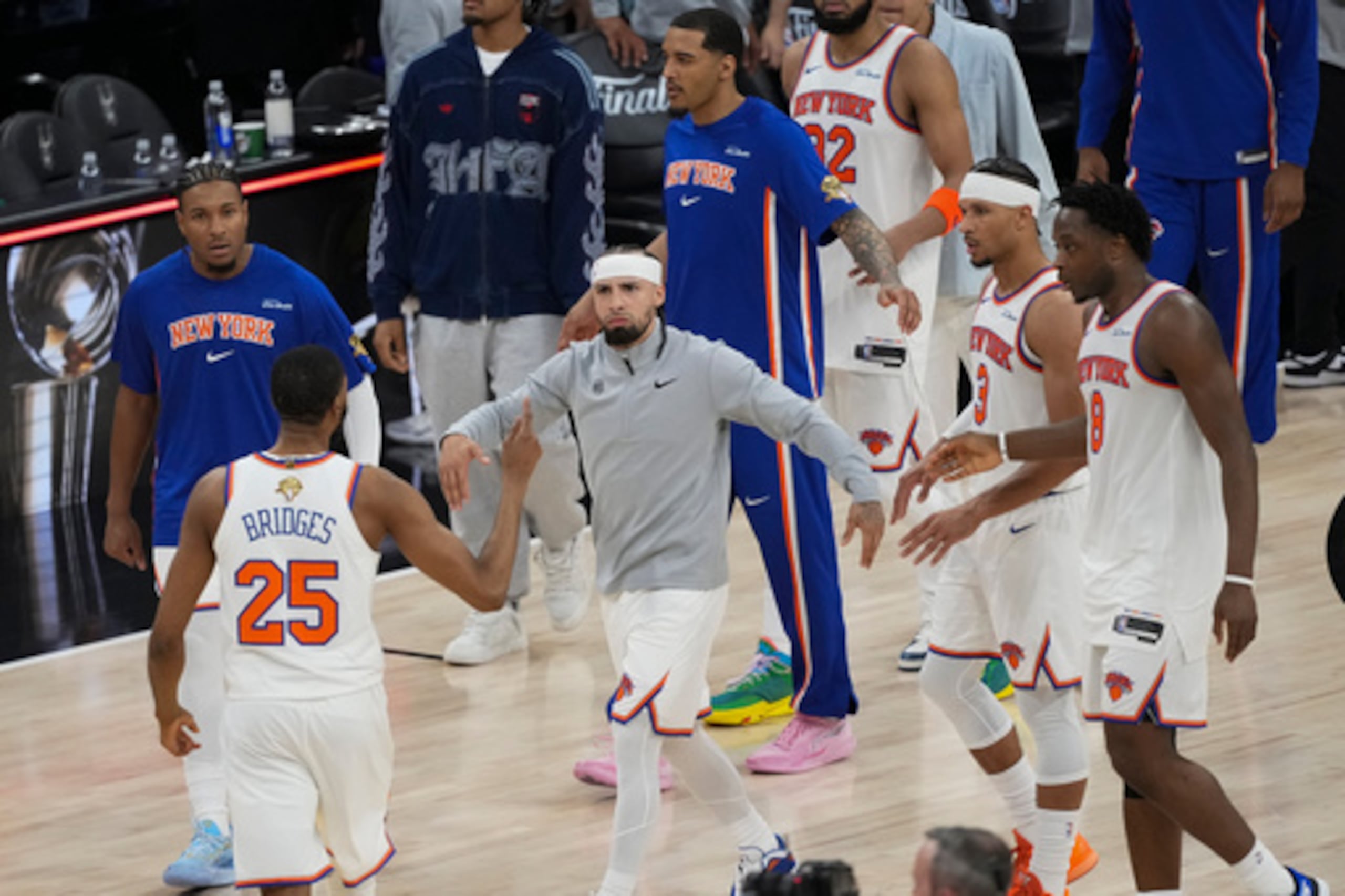Los New York Knicks celebran tras el primer partido de la serie final de baloncesto de la NBA contra los San Antonio Spurs, el miércoles 3 de junio de 2026, en San Antonio. (AP Photo/Eric Gay)