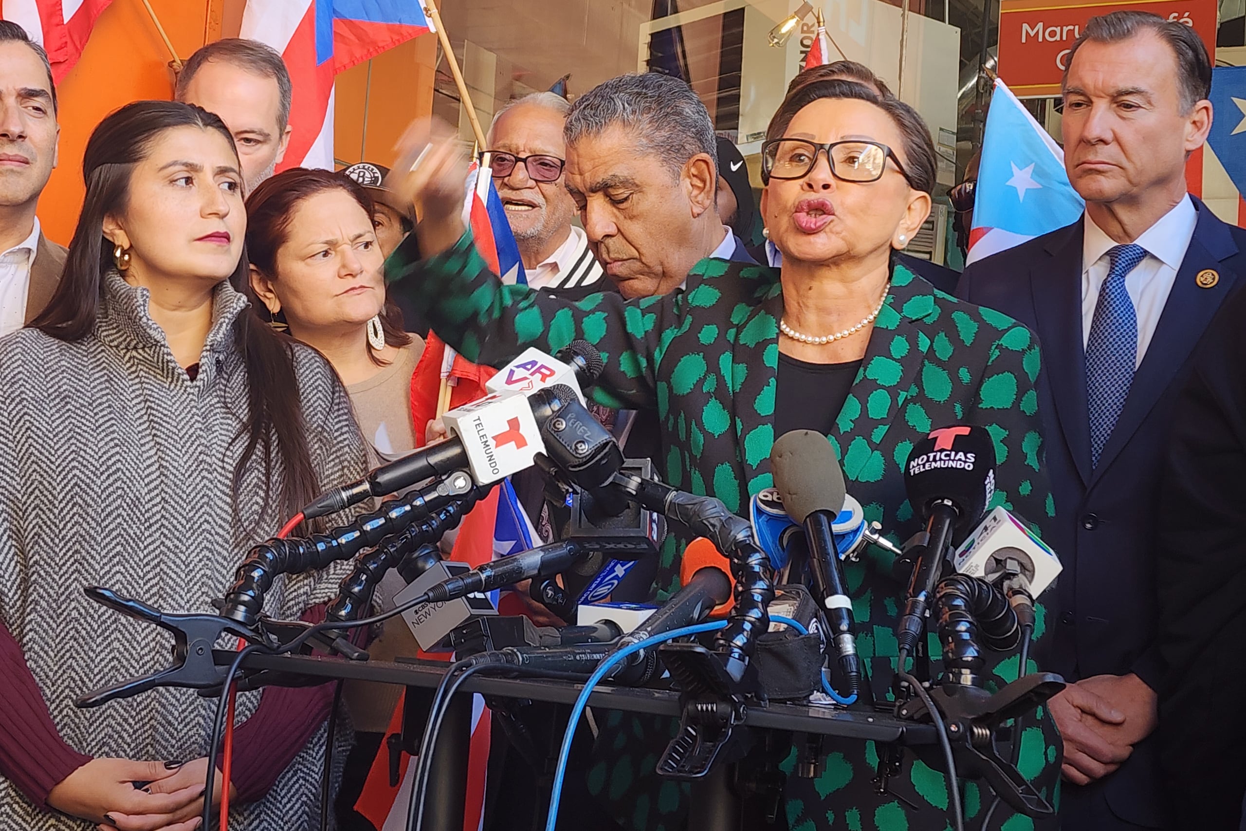Aunque la campaña de Trump se desligó del comentario de Hinchcliffe, los enardecidos puertorriqueños respondieron con un refrán: “Dime con quien andas y te diré quién eres”.