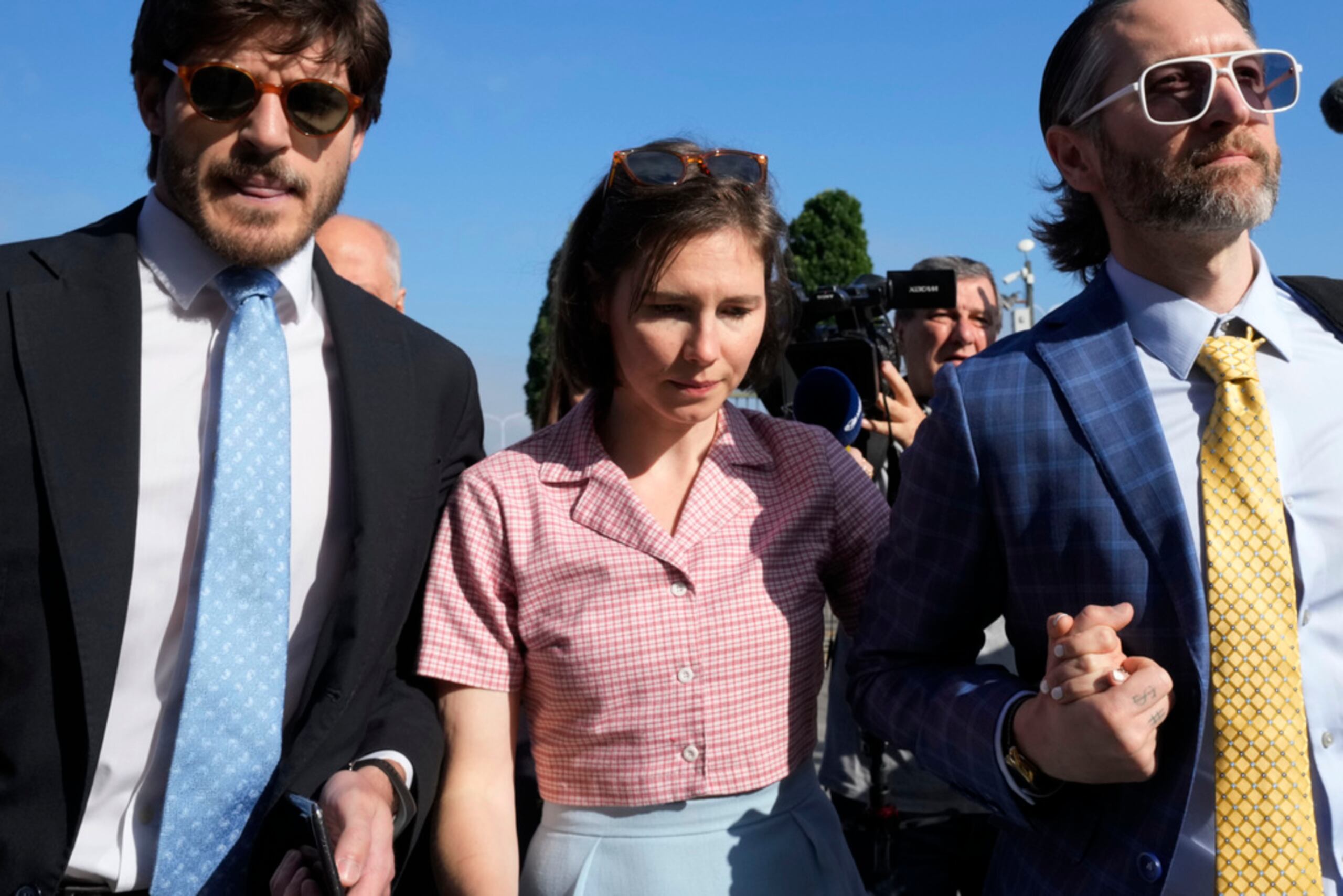 Amanda Knox llegó al tribunal en Florencia acompañada de su esposo Christopher Robinson (a la derecha).