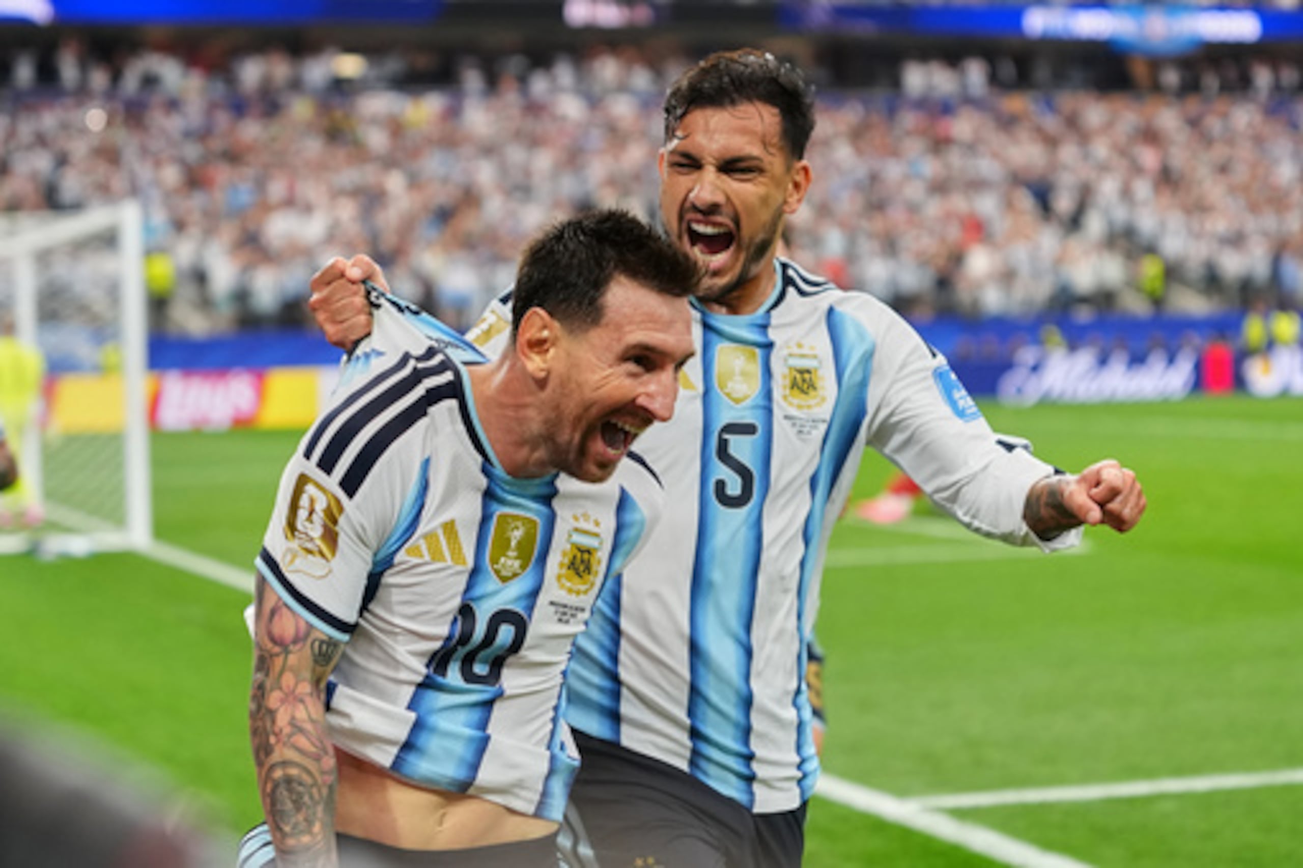 El argentino Lionel Messi, en el centro, celebra tras marcar el segundo gol de su equipo durante el partido de fútbol del Grupo J del Mundial entre Argentina y Austria, disputado en Arlington (Texas), cerca de Dallas, el lunes 22 de junio de 2026. (Foto AP/Julio Cortez)