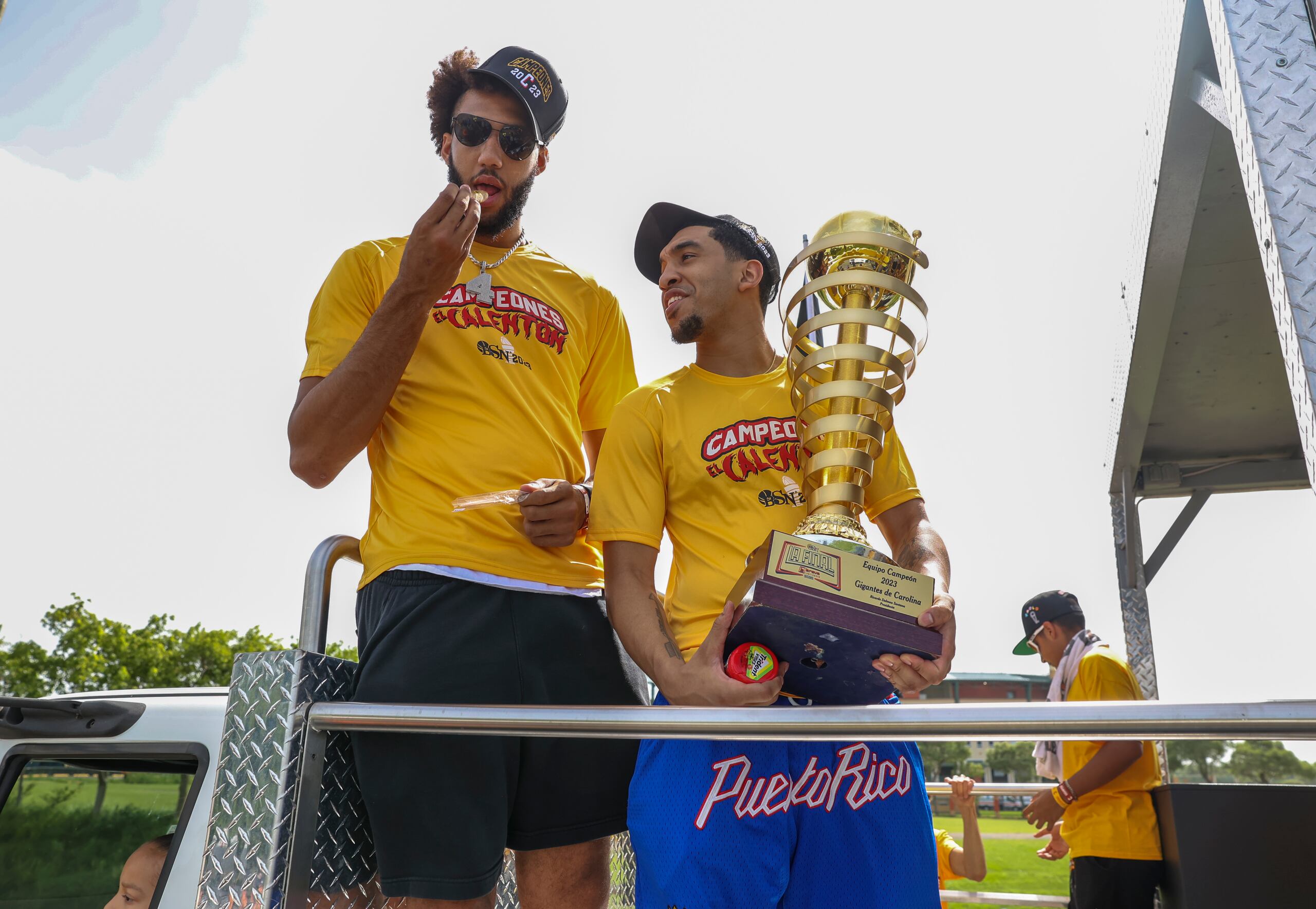 Tremont Waters (derecha) y George Conditt IV  en la caravana de los campeones Gigantes de Carolina.