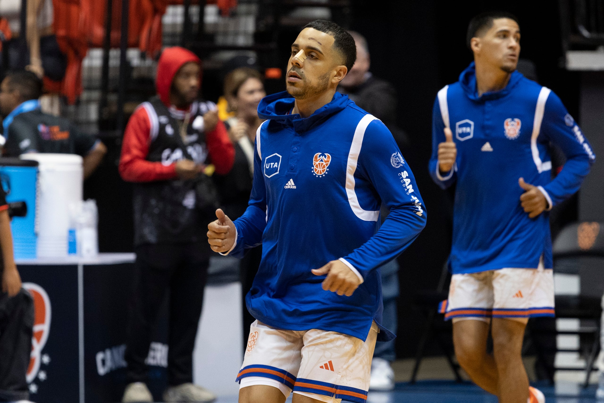 Ángel Rodríguez en uniforme de los Cangrejeros de Santurce.