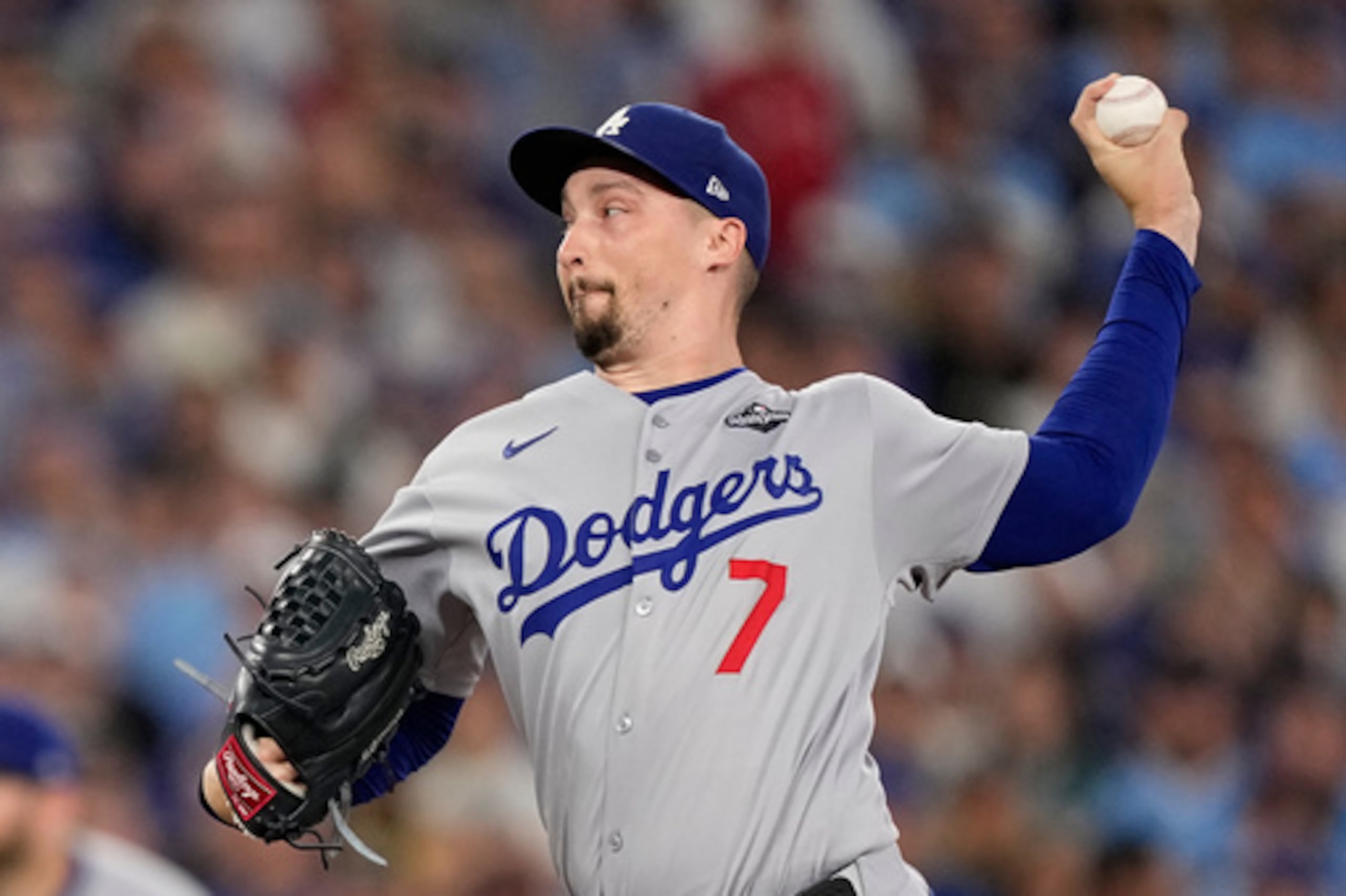 ARCHIVO - El lanzador de los Dodgers de Los Ángeles Blake Snell lanza contra los Blue Jays de Toronto durante la octava entrada del séptimo partido de la Serie Mundial de béisbol, el 1 de noviembre de 2025, en Toronto. (AP Photo/Brynn Anderson, Archivo)