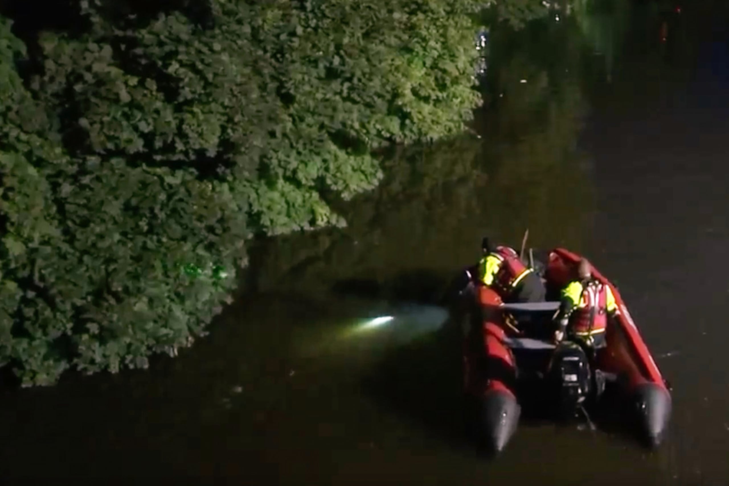 En esta imagen tomada de un video de WABC-TV, equipos de emergencia buscan a niños desaparecidos en el río Passaic, el miércoles 29 de julio de 2026, cerca de Passaic, Nueva Jersey.