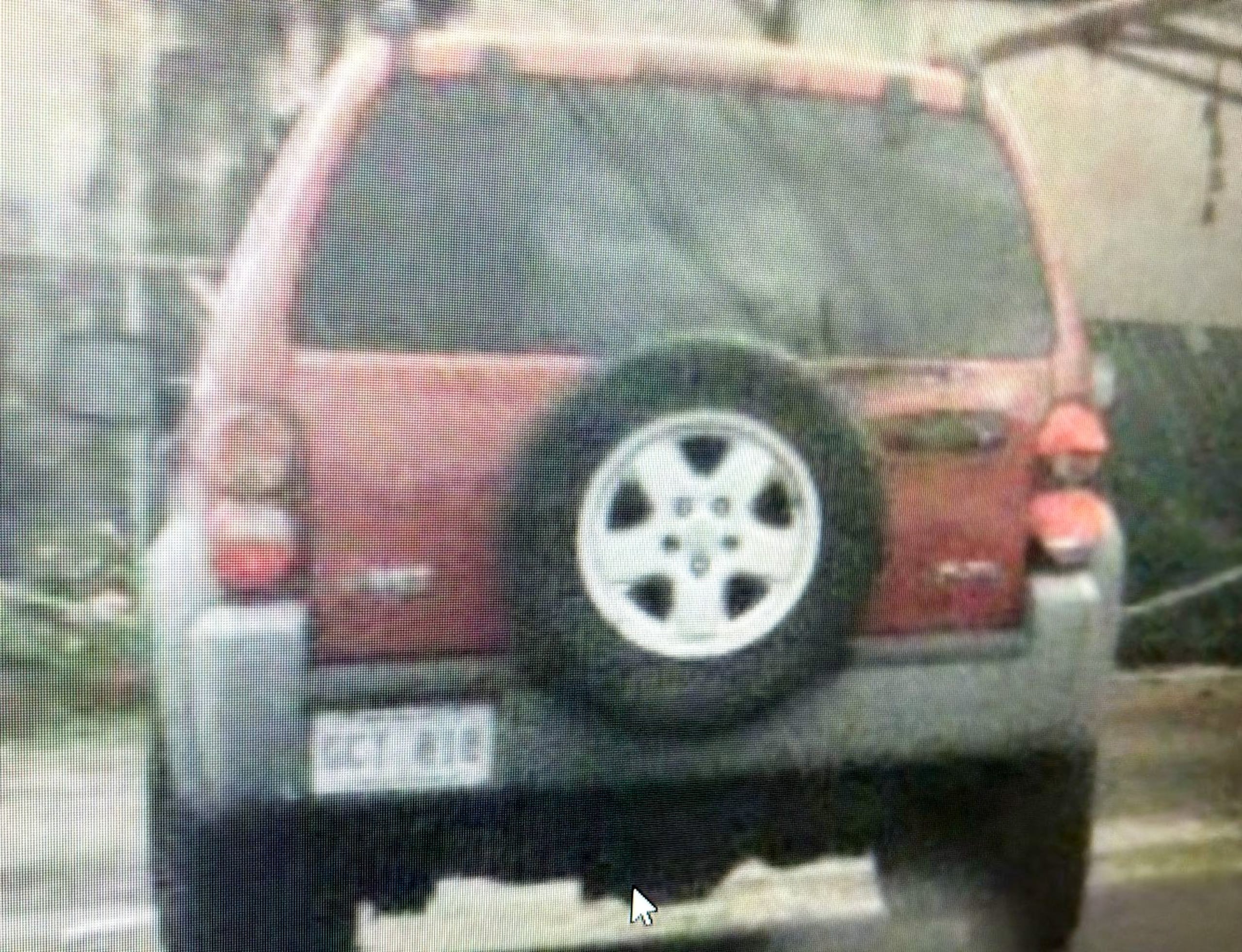 Guagua marca Jeep Liberty color rojo, vinculada al asesinato de Anderson José Jiménez Maldonado, ocurrido el 23 de mayo, frente a la iglesia Tabernáculo Asamblea de Dios, en Toa Baja.