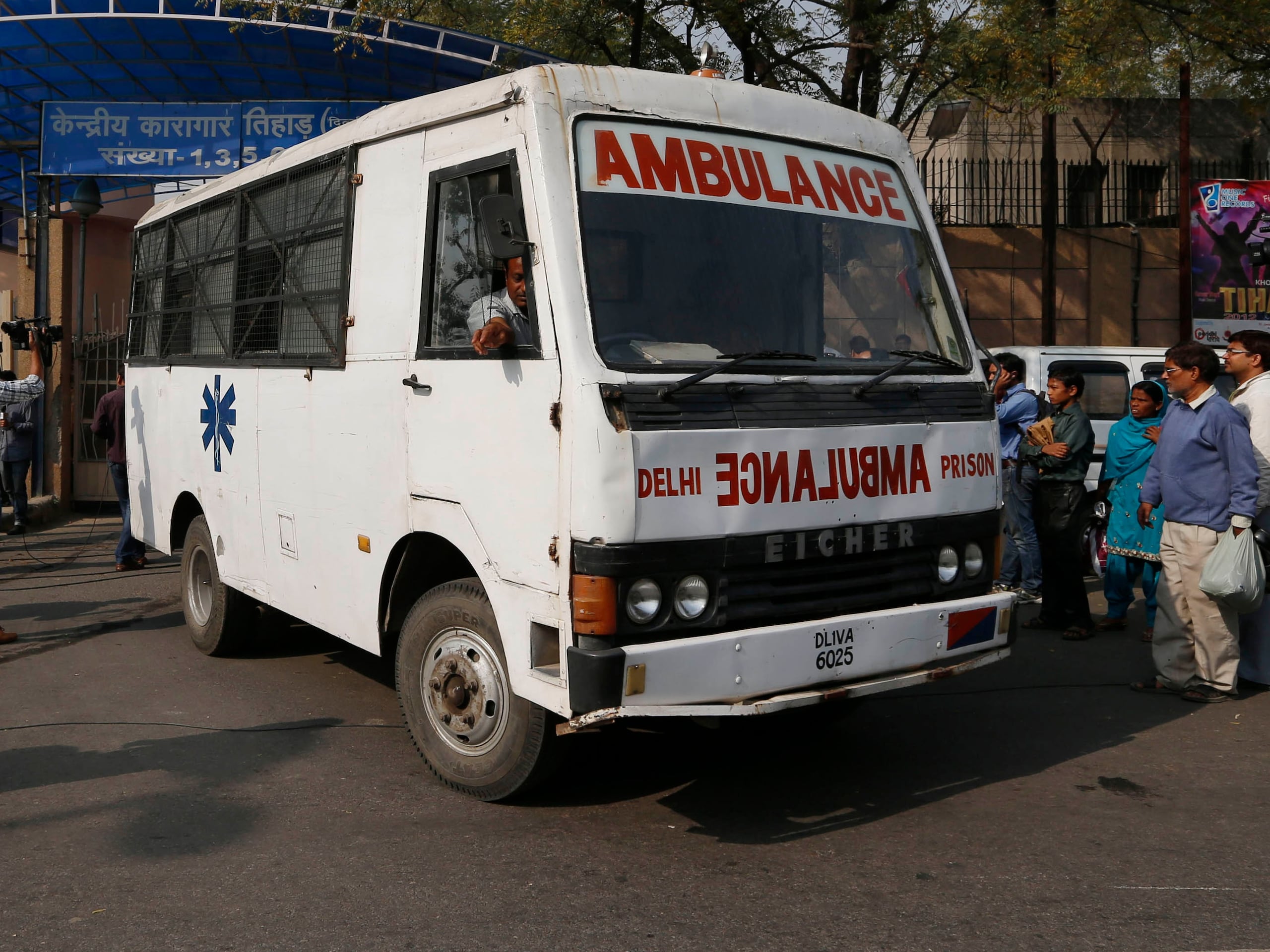 La policía dijo a la agencia noticiosa Press Trust of India que la estampida se produjo debido al hacinamiento, pero no especificó cuánta gente participaba en el acto.