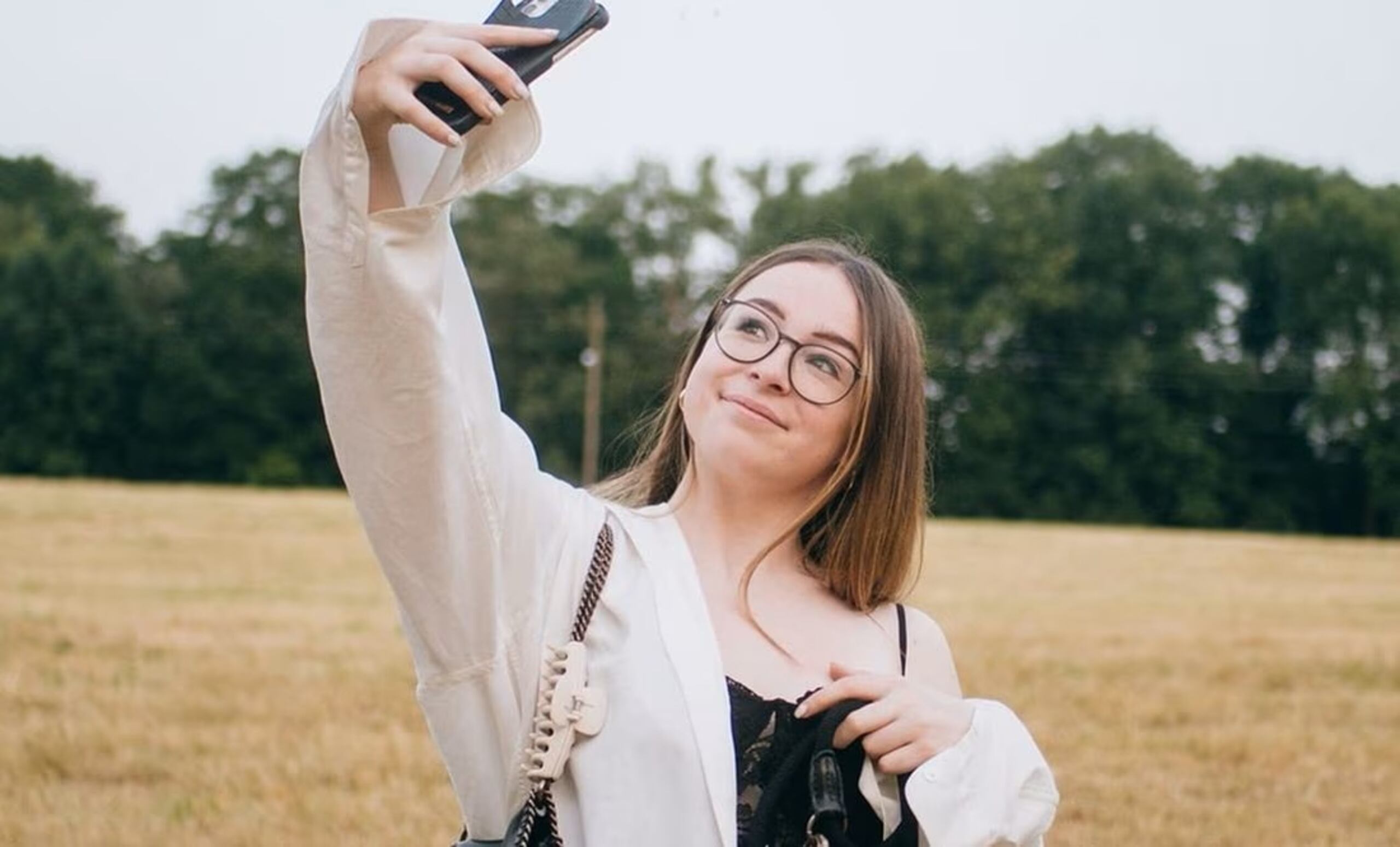 De acuerdo con la RAE, un influencer es aquella persona que tiene la capacidad de persuadir a otras.
