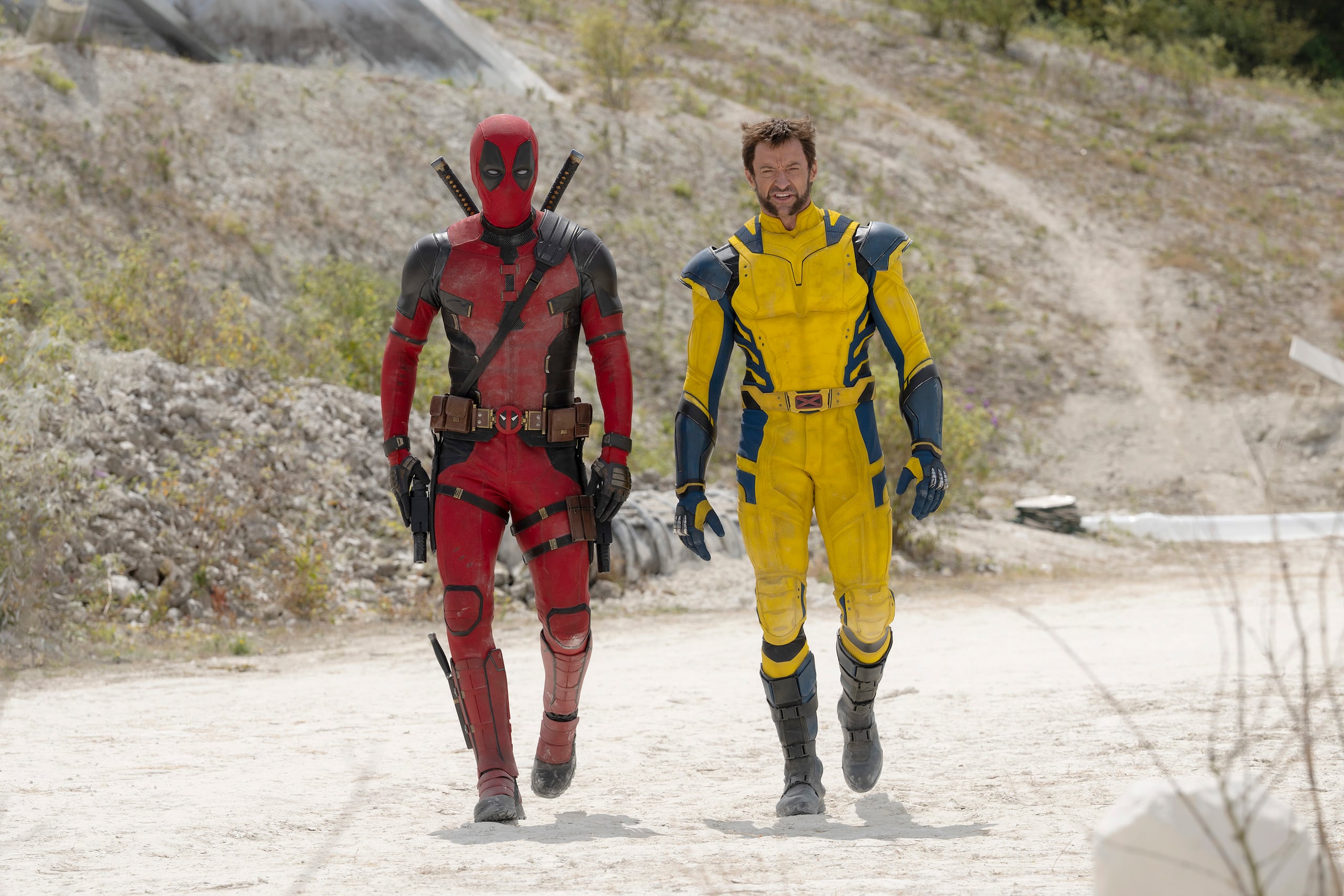 Ryan Reynolds, como Deadpool, a la izquierda, y Hugh Jackman como Wolverine, a la derecha en una escena de "Deadpool & Wolverine". (20th Century Studios/Marvel Studios via AP)
