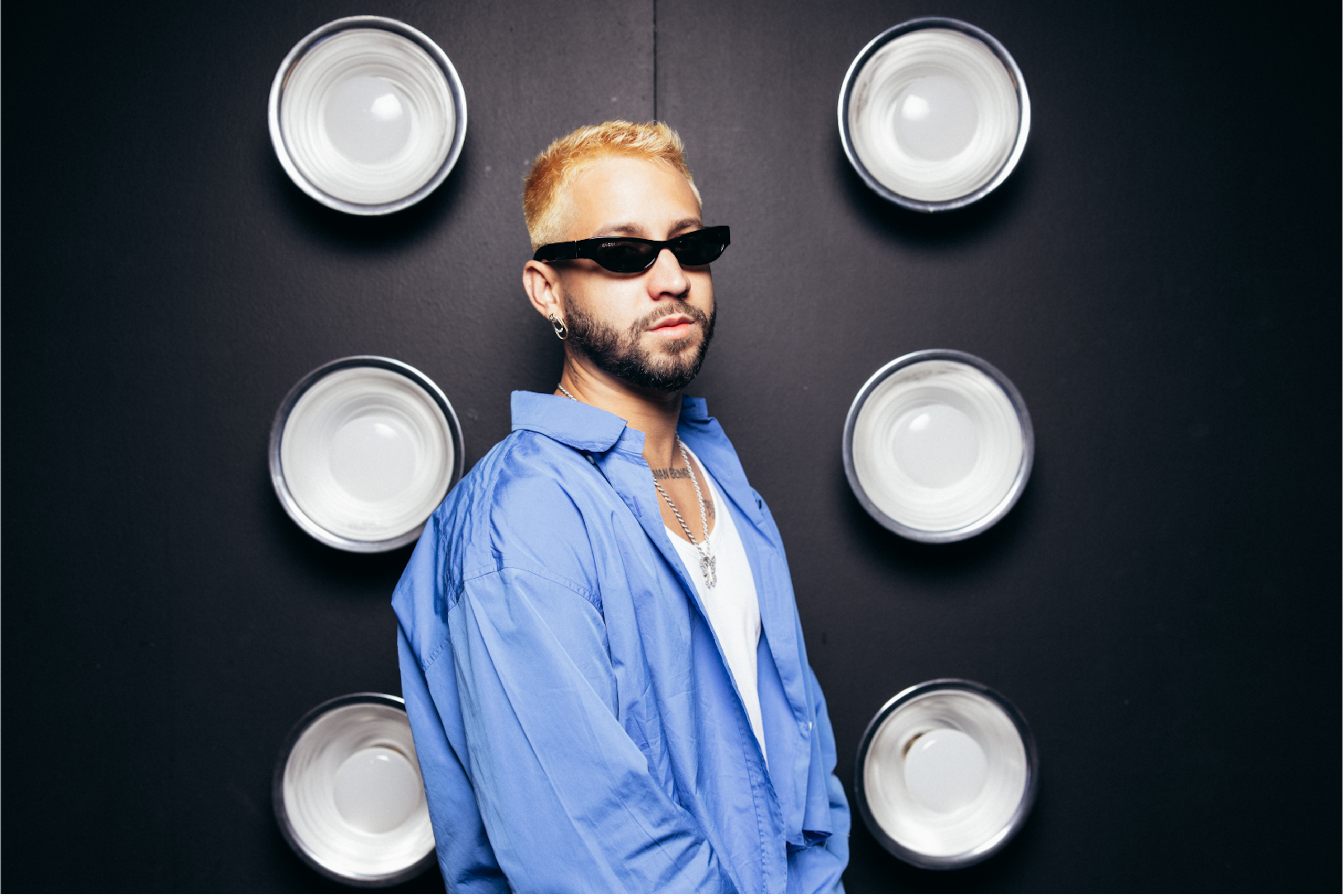 A través del álbum el artista entra en un proceso introspectivo.