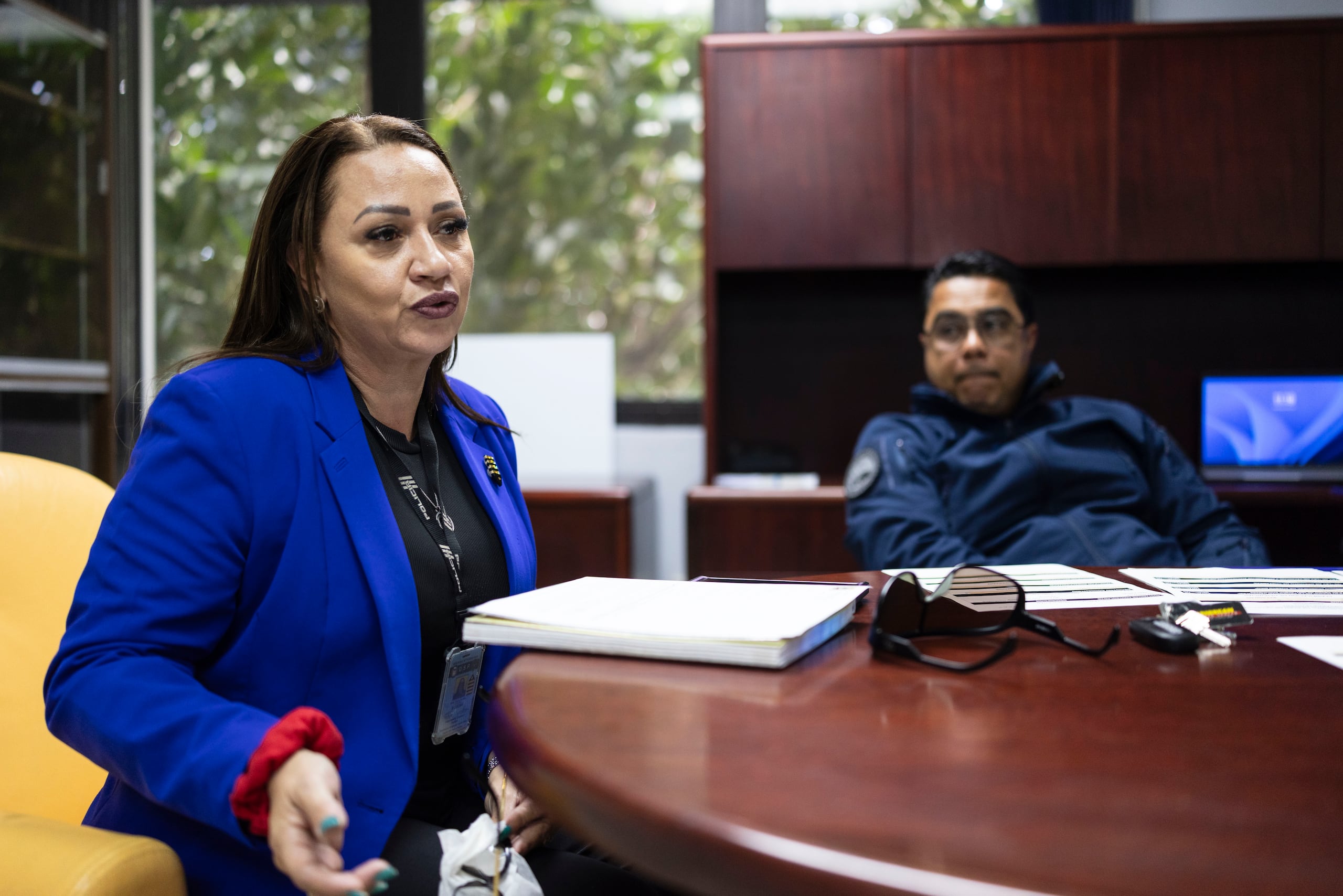 La capitana Carmen Vega Irizarry y el inspector Víctor Serrano, director del Negociado de Vehículos Hurtados, ofrecieron detalles sobre las gestiones que realizan para intervenir con “junkers” y talleres de mecánicas clandestinos, convertidos en depósitos de chatarra.