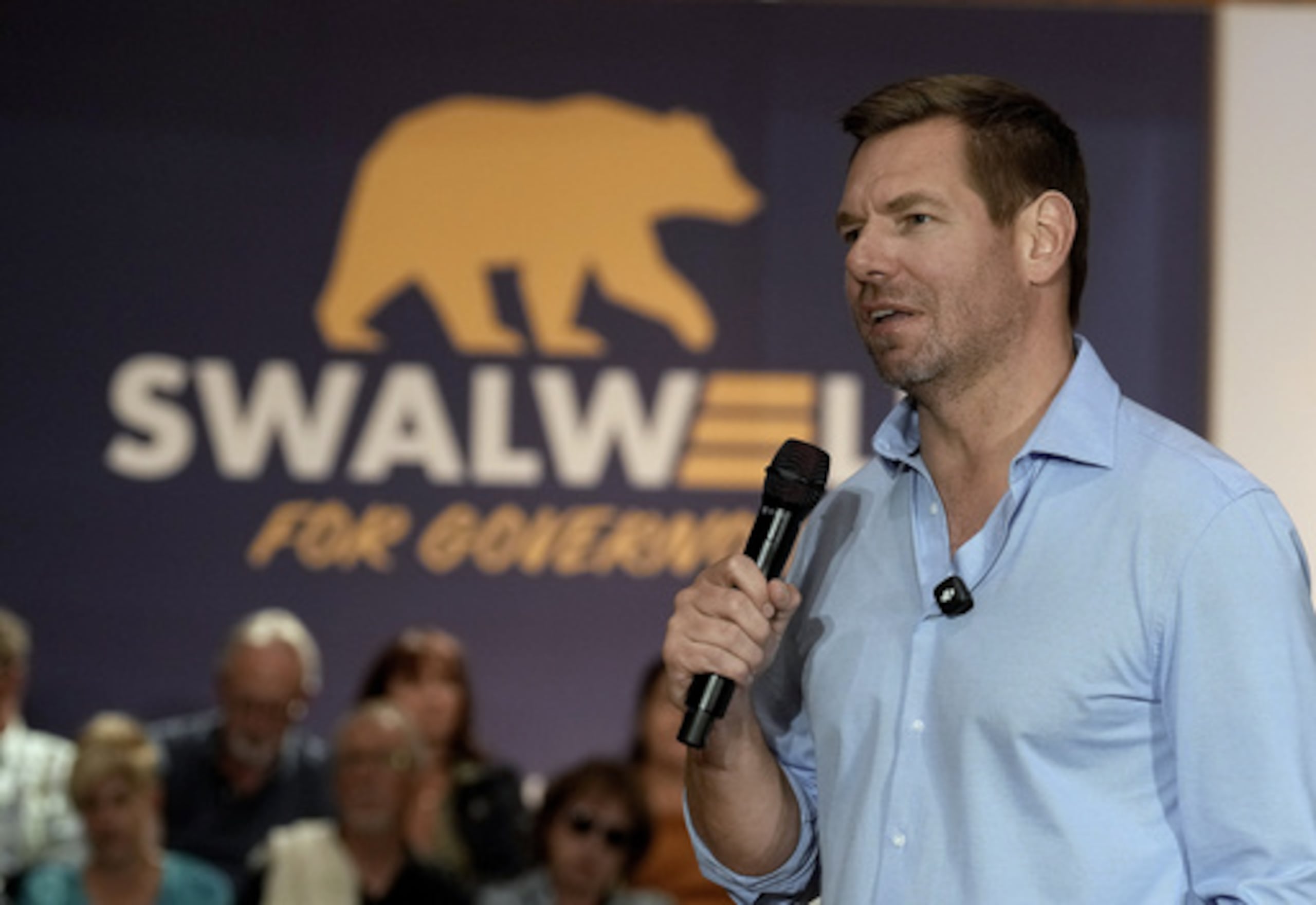 El candidato a gobernador de California, el representante demócrata Eric Swalwell, comparece en una reunión municipal en Sacramento, California, el martes 7 de abril de 2026. (AP Photo/Rich Pedroncelli)