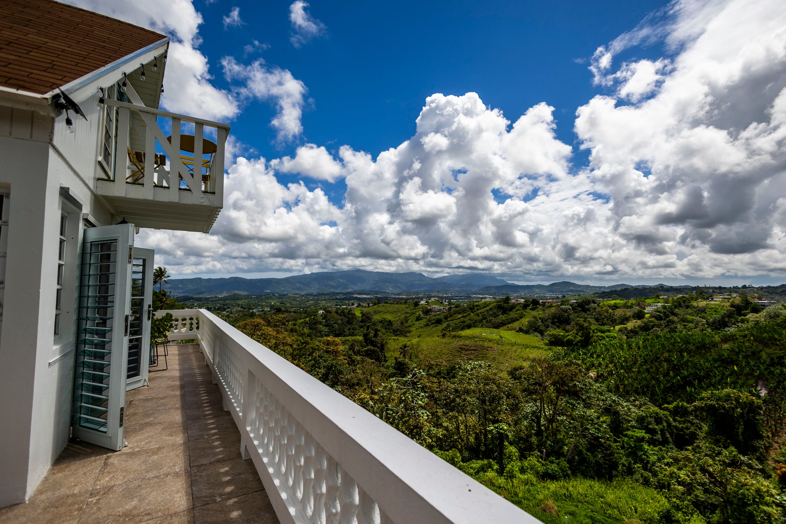 La "casita" cuenta con balcones a todo su alrededor desde donde el huésped disfrutará de espectaculares paisajes.