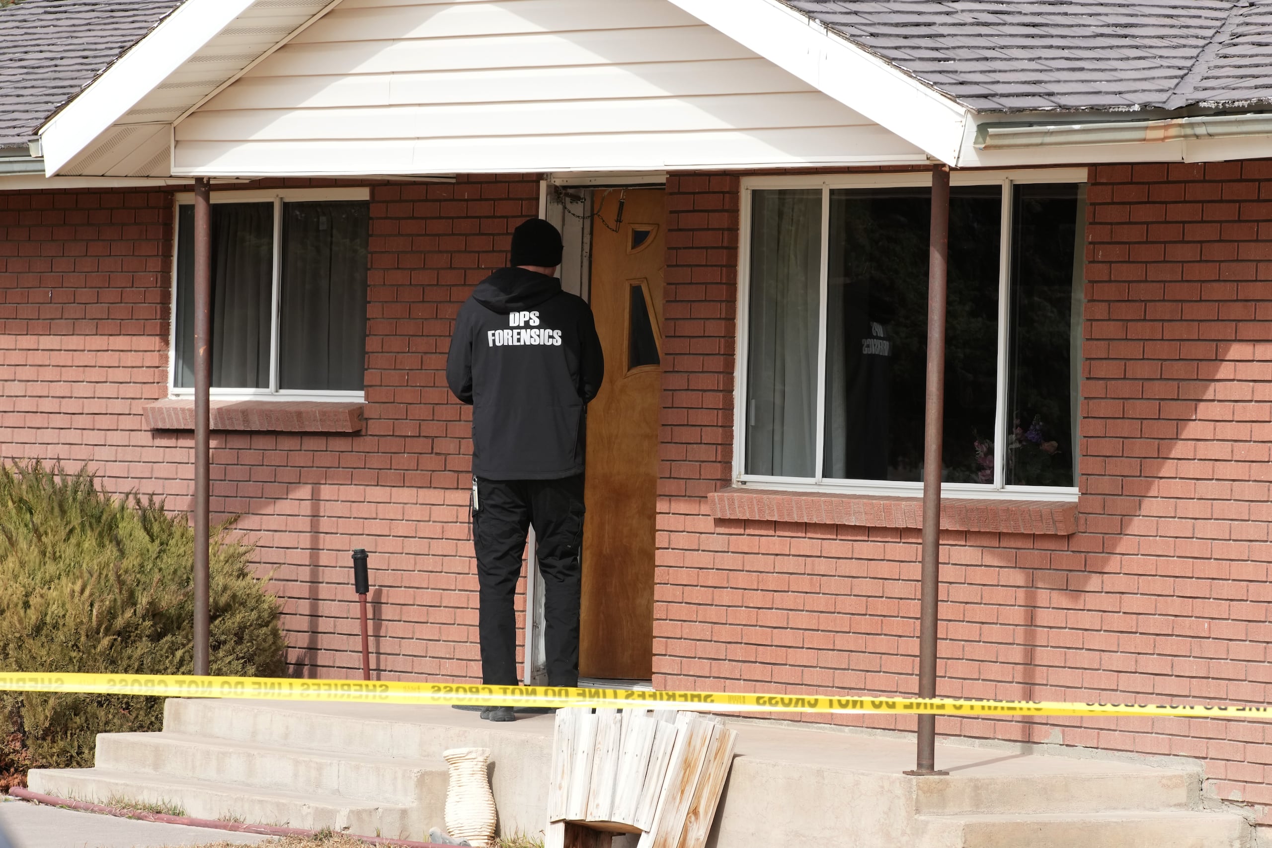 Un científico forense ingresa a una casa donde se encontró el cadáver de una mujer, en Lyman, Utah, el jueves 5 de marzo de 2026. (Foto AP/George Frey)