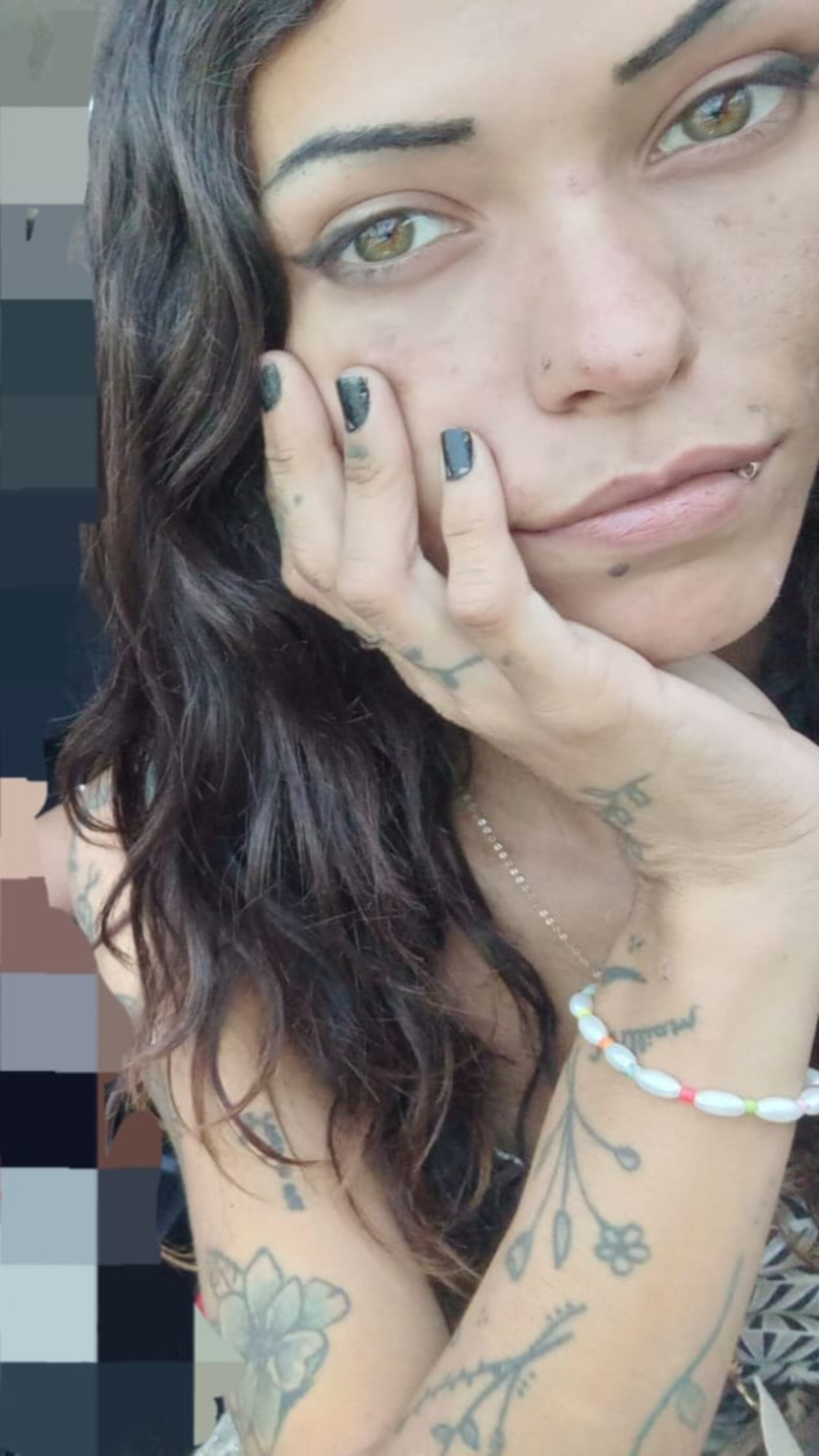 Yamil Méndez Nieves fue descrita como de tez blanca, 5 pies de estatura, cabello negro, ojos marrones, 100 libras de peso aproximadamente y tatuajes en ambos brazos y espalda.