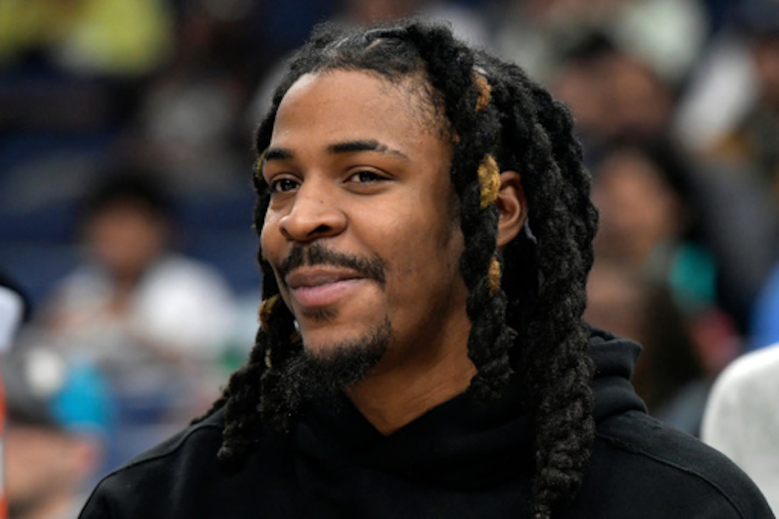 El escolta de los Memphis Grizzlies Ja Morant mira desde el banquillo en la primera mitad de un partido de baloncesto de la NBA contra los Portland Trail Blazers, el miércoles 4 de marzo de 2026, en Memphis, Tennessee (AP Photo/Brandon Dill).