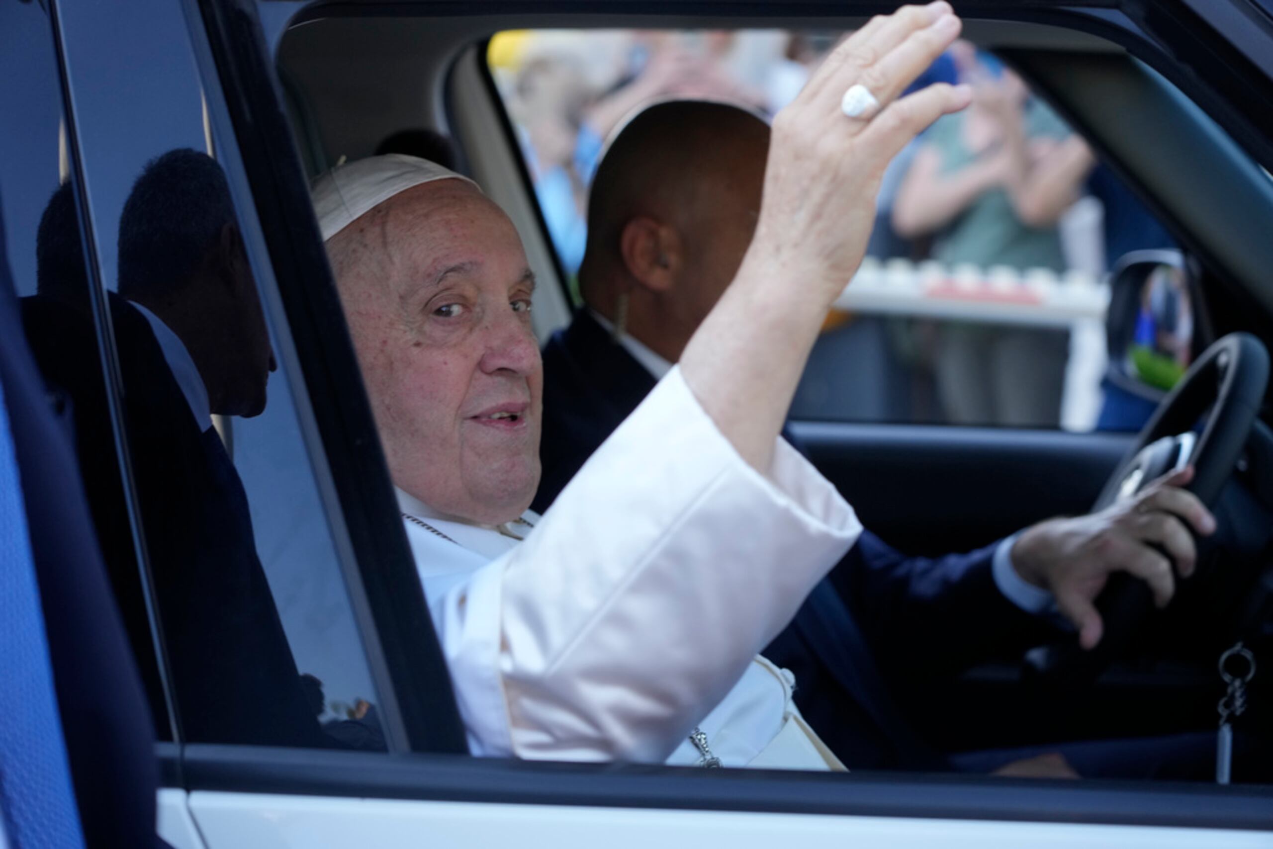 El papa saluda desde un auto tras salir del hospital policlínico universitario Agostino Gemelli en Roma este viernes, nueve días después de someterse a una operación abdominal.