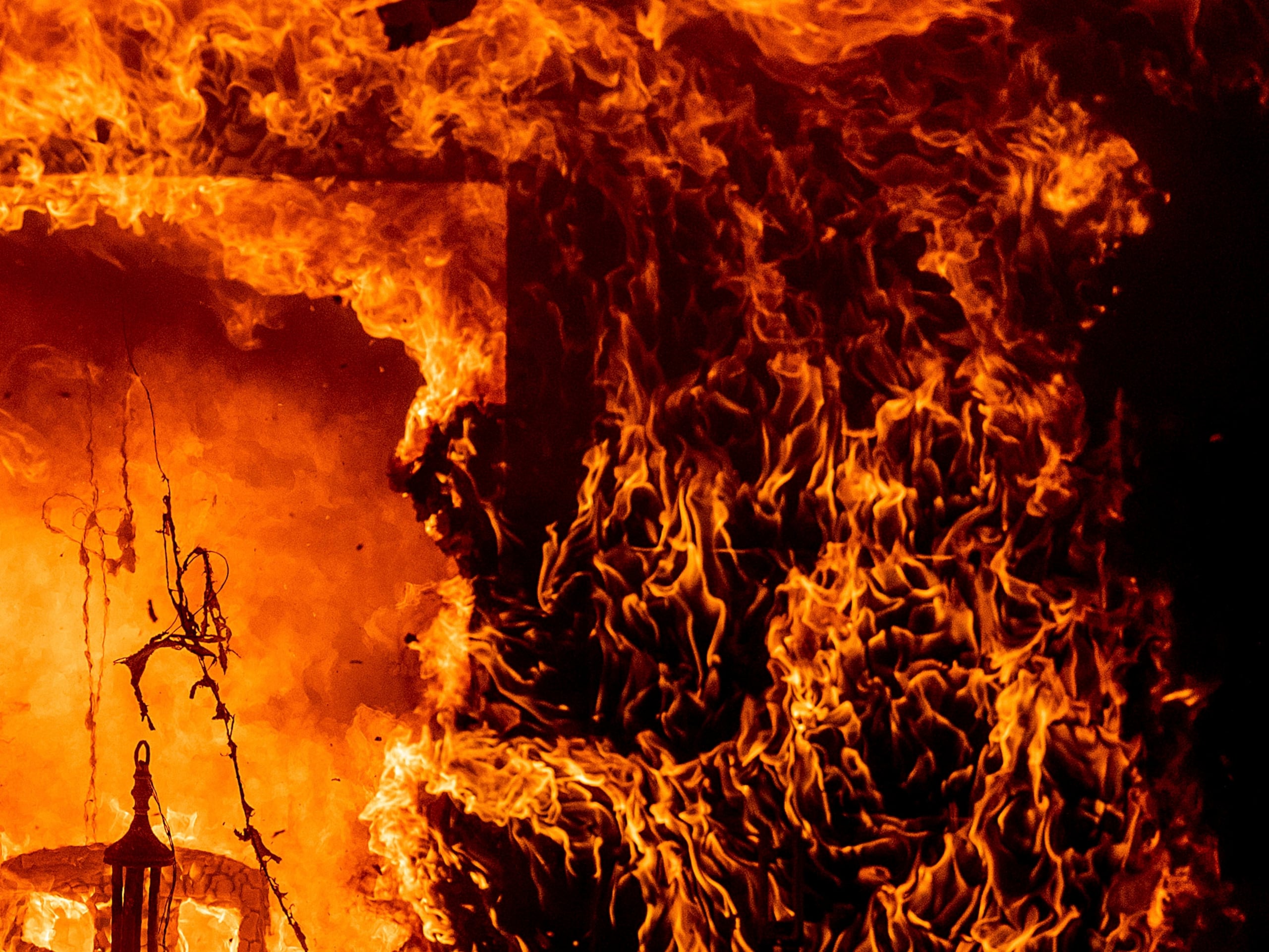 La familia que perdió a sus seres queridos en el incendio recibió ayuda de la Cruz Roja Americana y de funcionarios de los servicios sociales, según las autoridades.