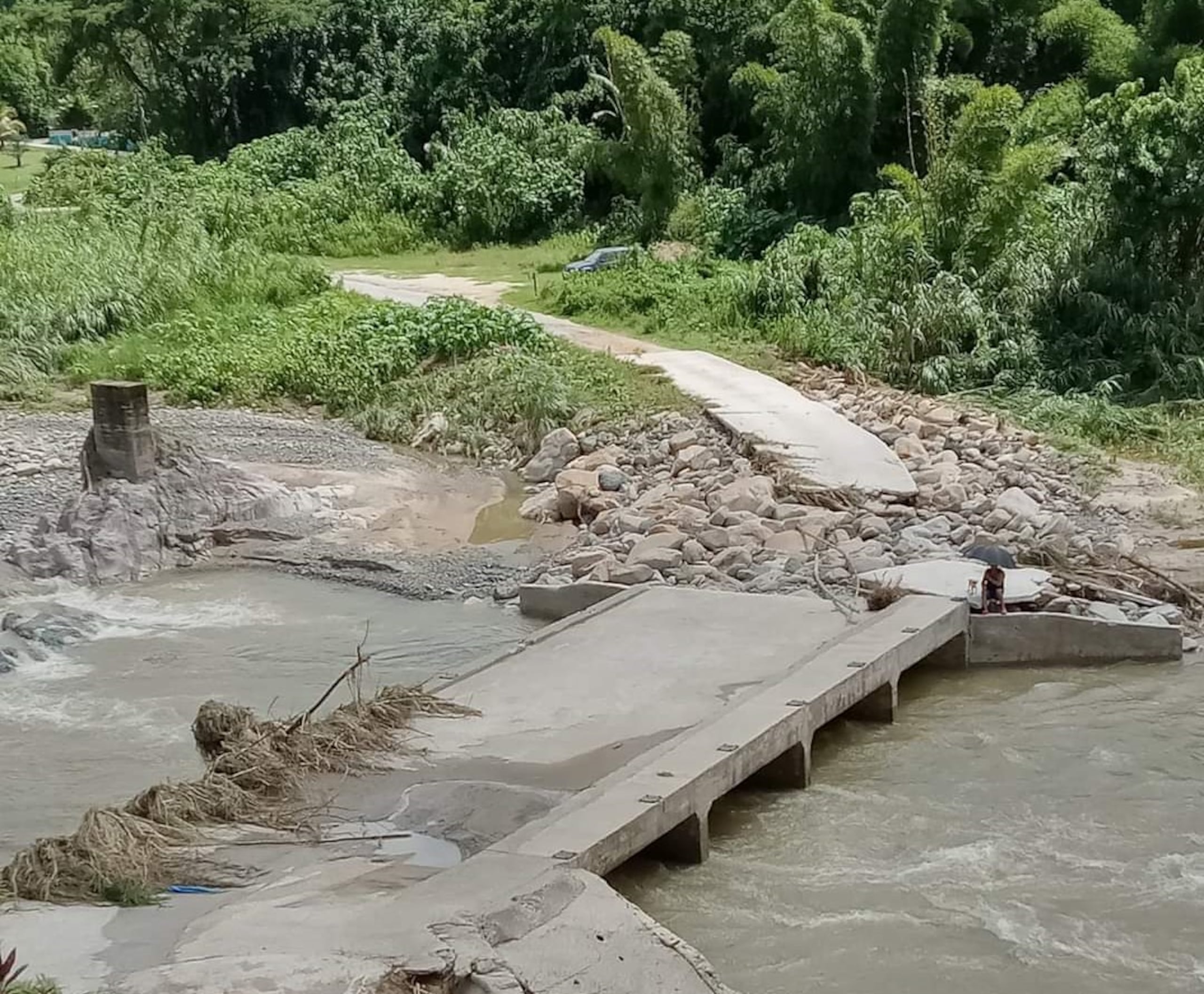 Así quedó la carretera municipal que da acceso a las Parcelas Pons y al Cañón Blanco, en Utuado.