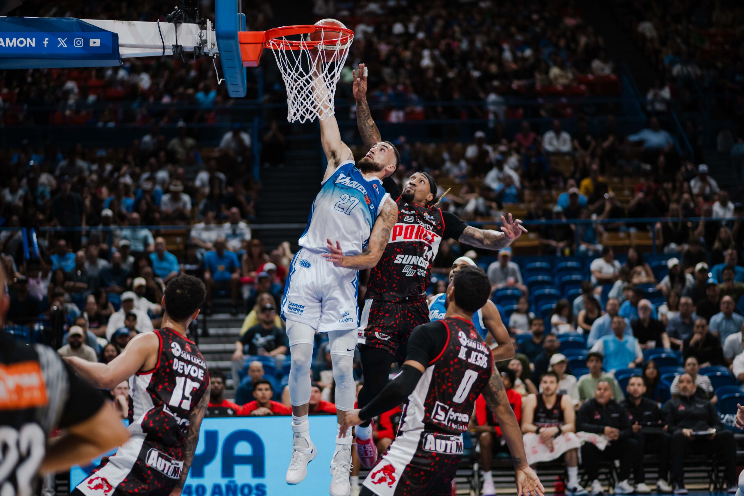 Chris Duarte, refuerzo de los Vaqueros de Bayamón, donquea un balón tras rebasar a Jared Ruiz, de los Leones de Ponce.