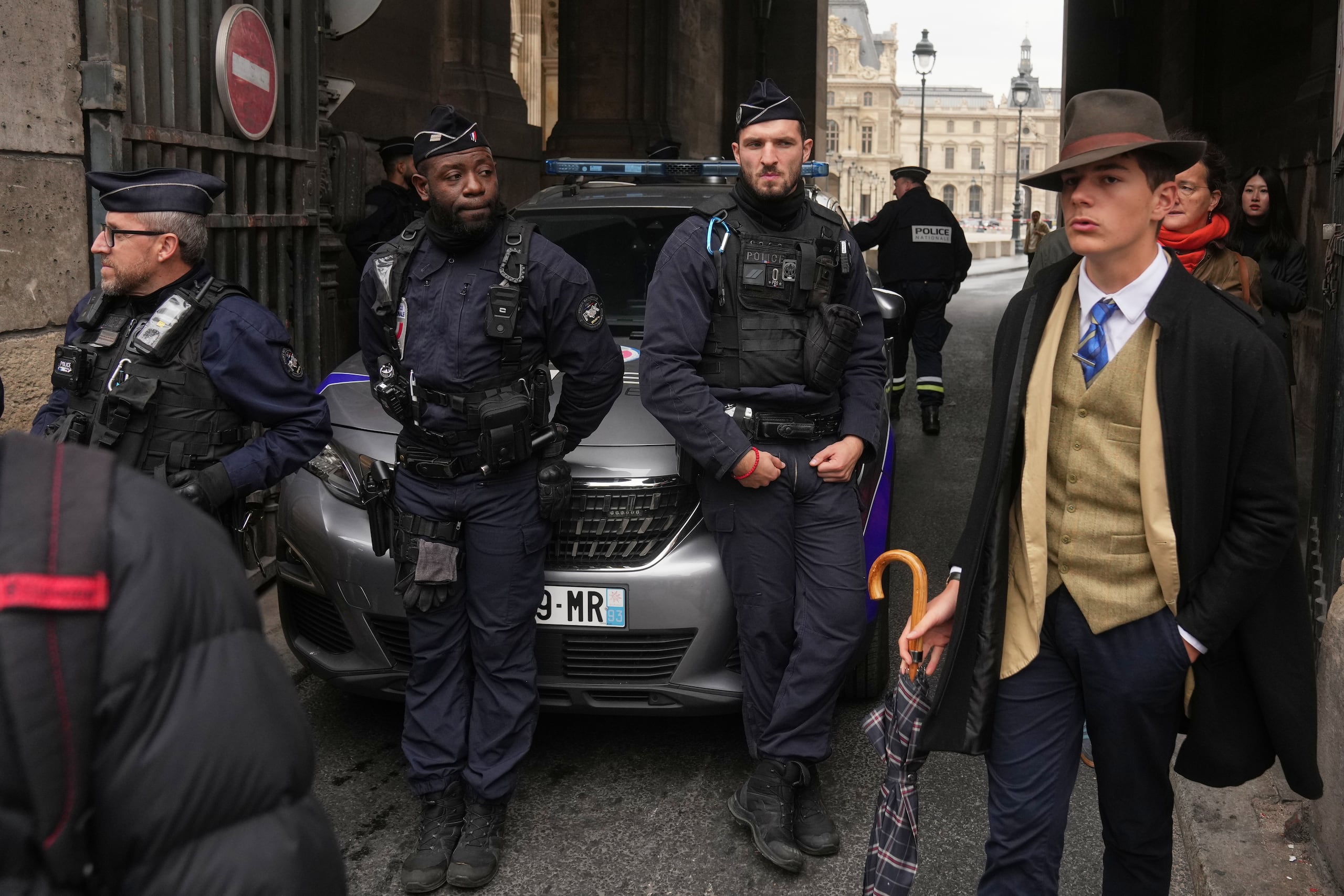 Preguntada sobre la identidad del sujeto, la fiscalía de París contestó “Preferimos mantener el misterio vivo ;)”, en un correo electrónico enviado a AP.