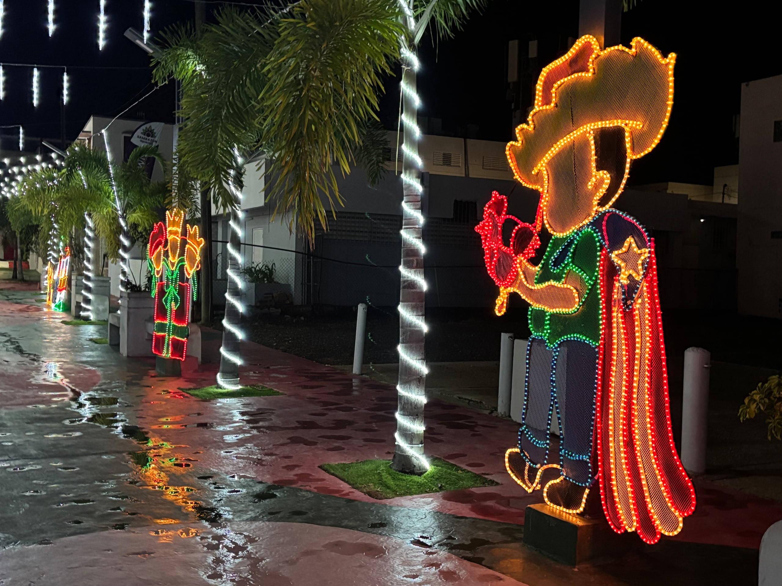 Estampas con motivos tradicionales destacan en las decoraciones.