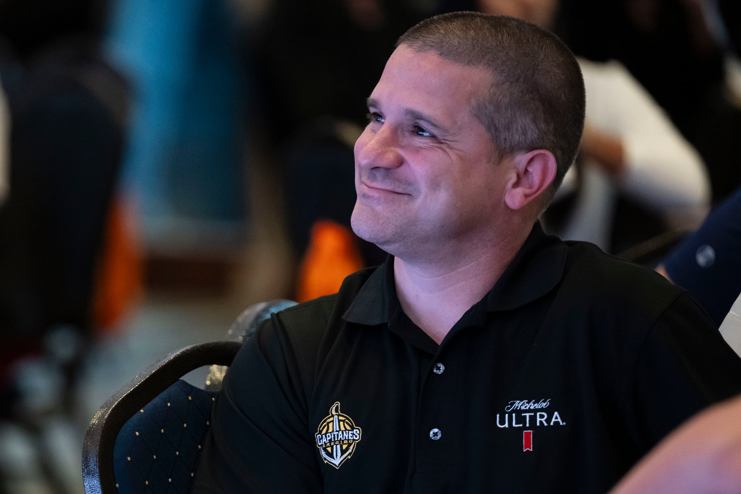 El dirigente de los Capitanes de Arecibo, Juan Cardona, durante la presentación de la temporada 2024 del Baloncesto Superior Nacional en Vivo Beach Club.