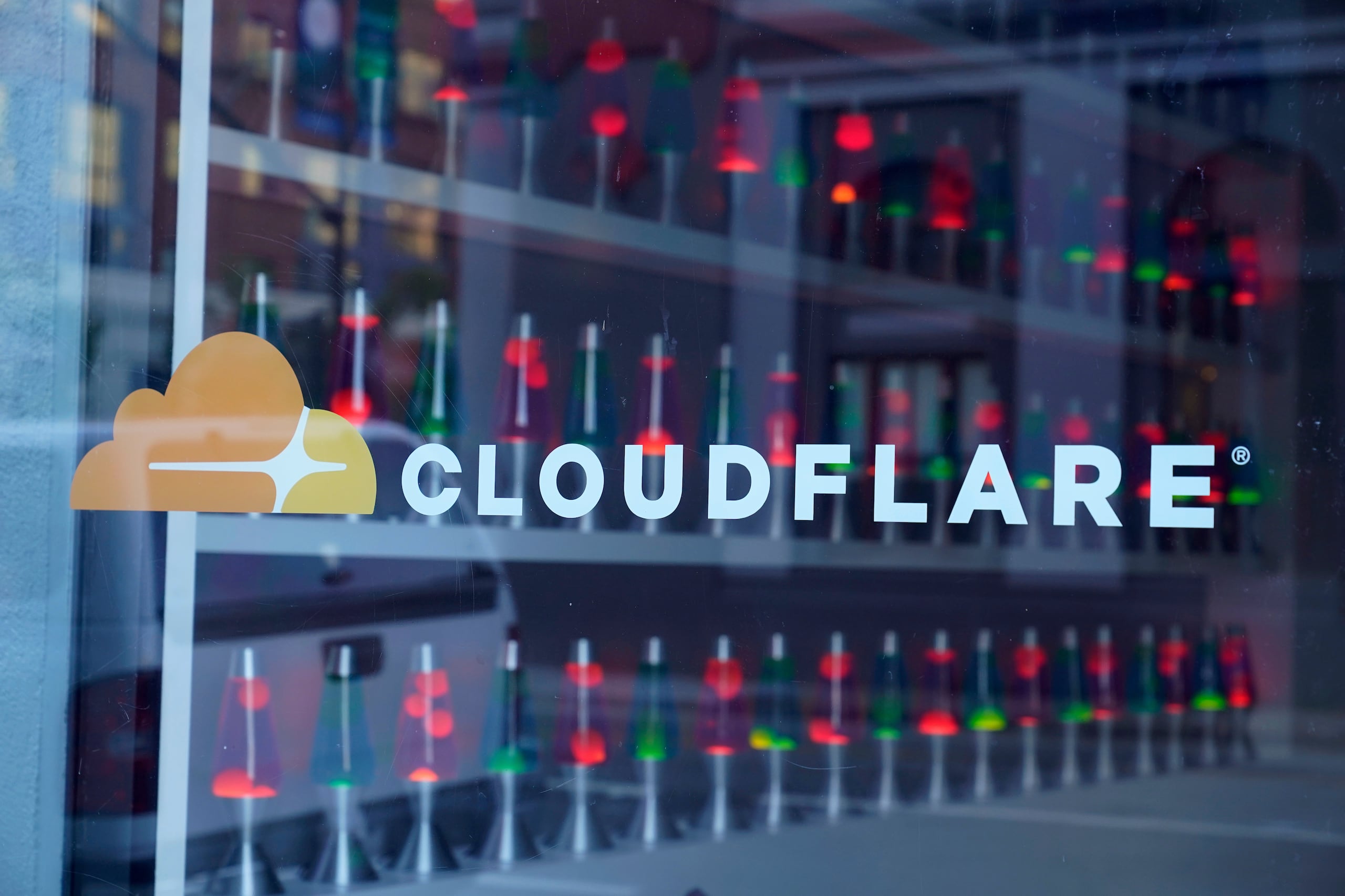 Con el objetivo de que los usuarios reciban la información lo más rápido posible, Cloudflare usa una potente red de servidores perimetrales que ofrece contenido y otros servicios lo más cerca posible del usuario.