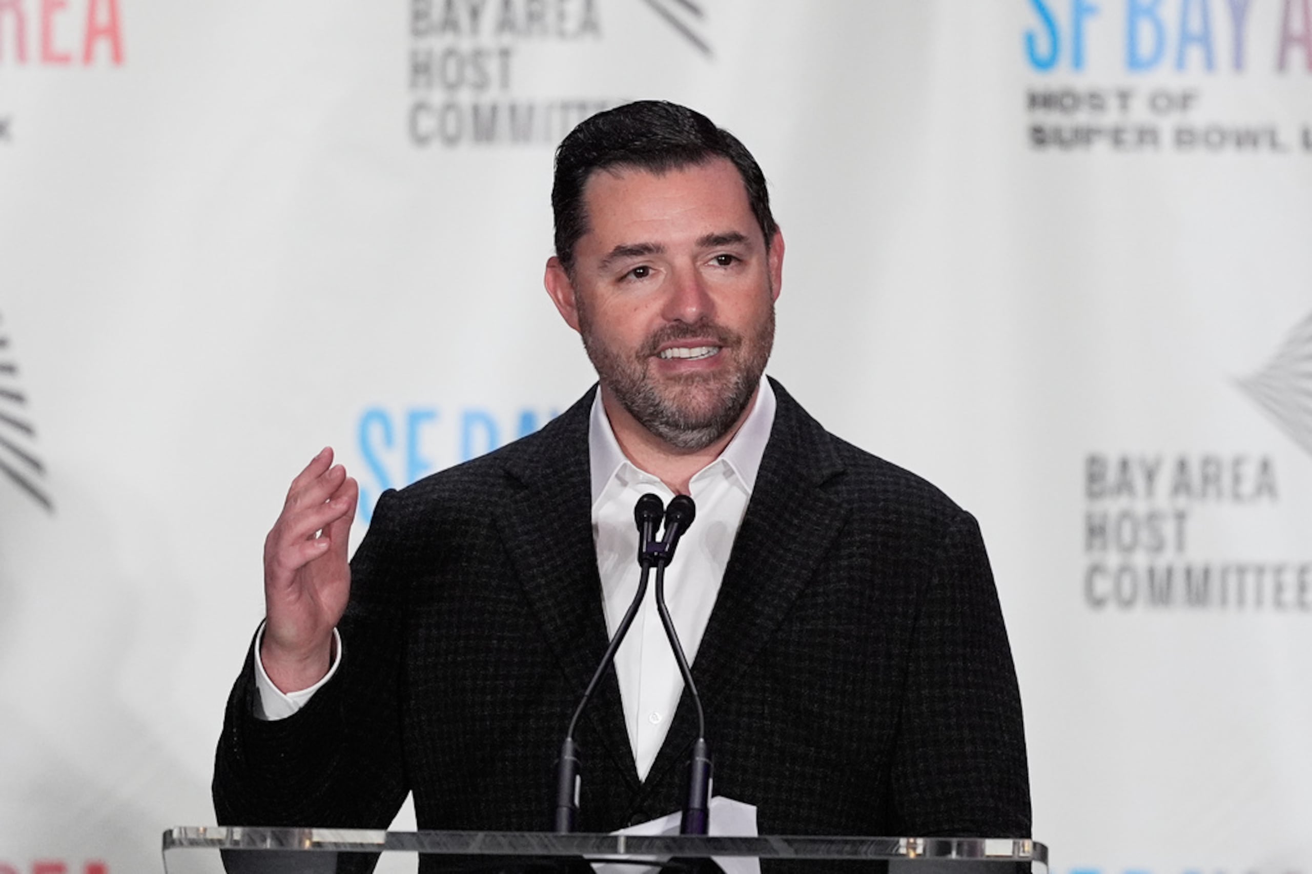 Jed York, dueño de los 49ers de San Francisco, habla en conferencia de prensa el 2 de febrero del 2026.