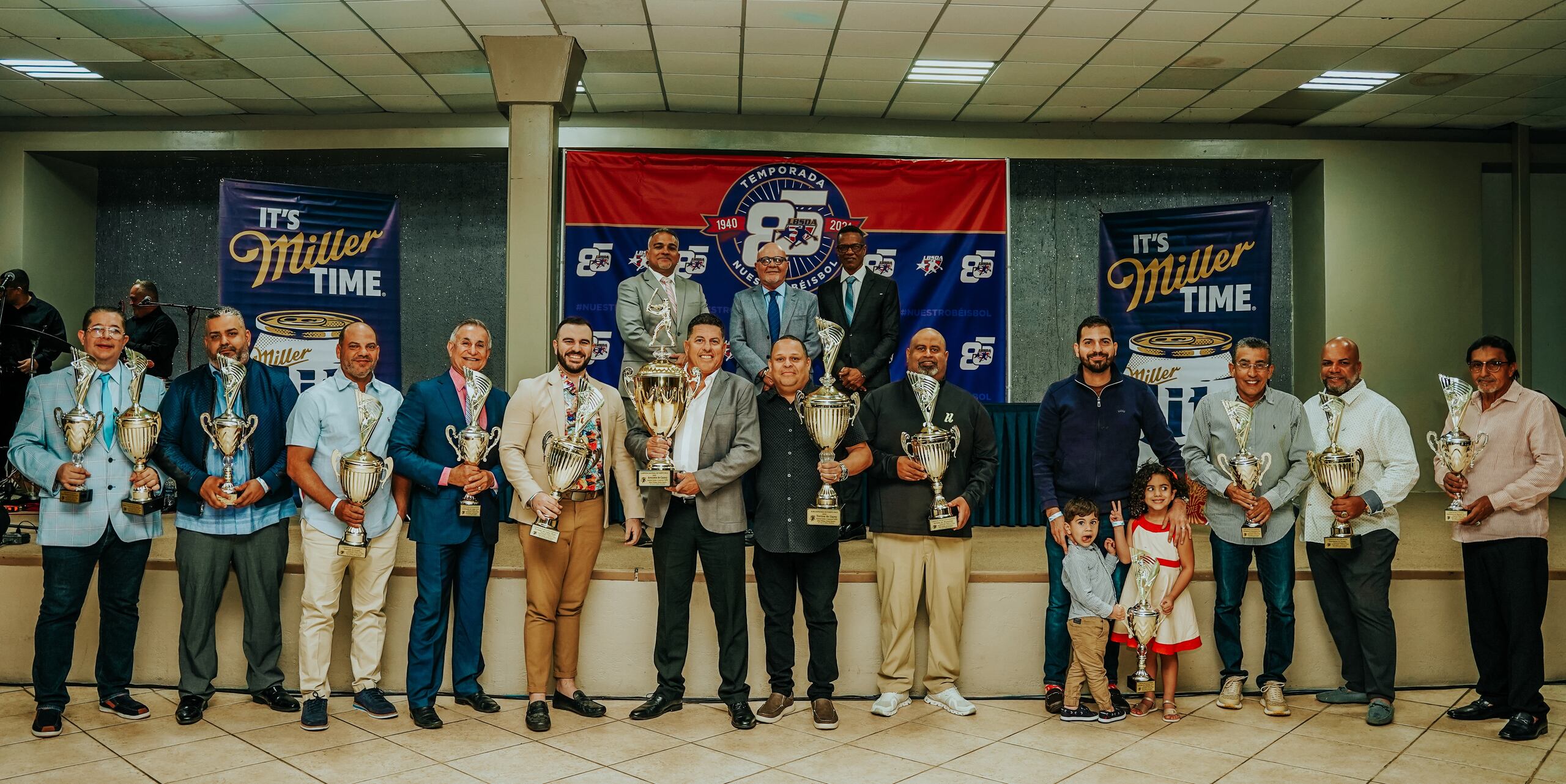 Los apoderados campeones de sección y el campeón y subcampeón de la pasada temporada de la Doble A posan con los trofeos que les acreditan para sus respectivos logros.