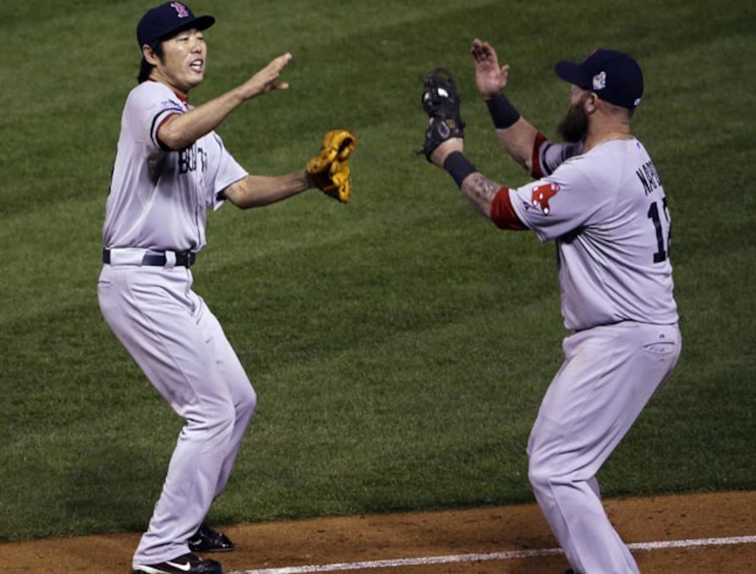 El relevista de los Medias Rojas Koji Uehara y Mike Napoli celebran su jugada. (AP /David J. Phillip)