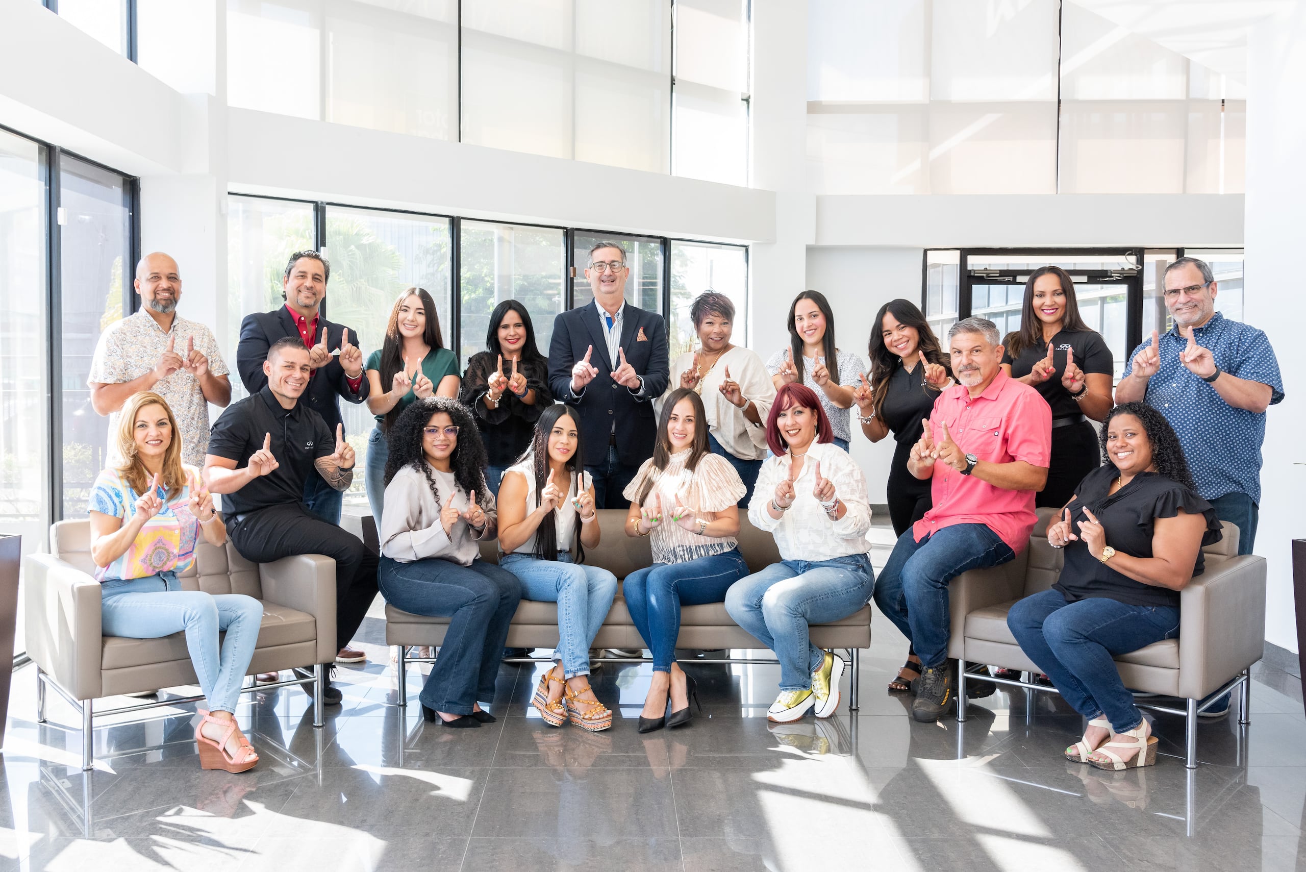 José R. Ordeix Llabaly, presidente de Motorambar; y Nadjah E. Galíndez Resto, gerente sénior de Recursos Humanos (ambos al centro), junto a colaboradores de diversos departamentos de Motorambar, que recibe nuevamente el primer lugar en la categoría de Empresas Medianas.