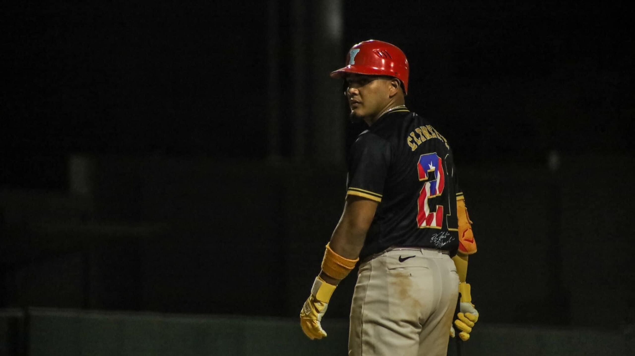 Rubén Castro de los Azucareros de Yabucoa consume un turno al bate vistiendo una camisa en honor a Roberto Clemente.