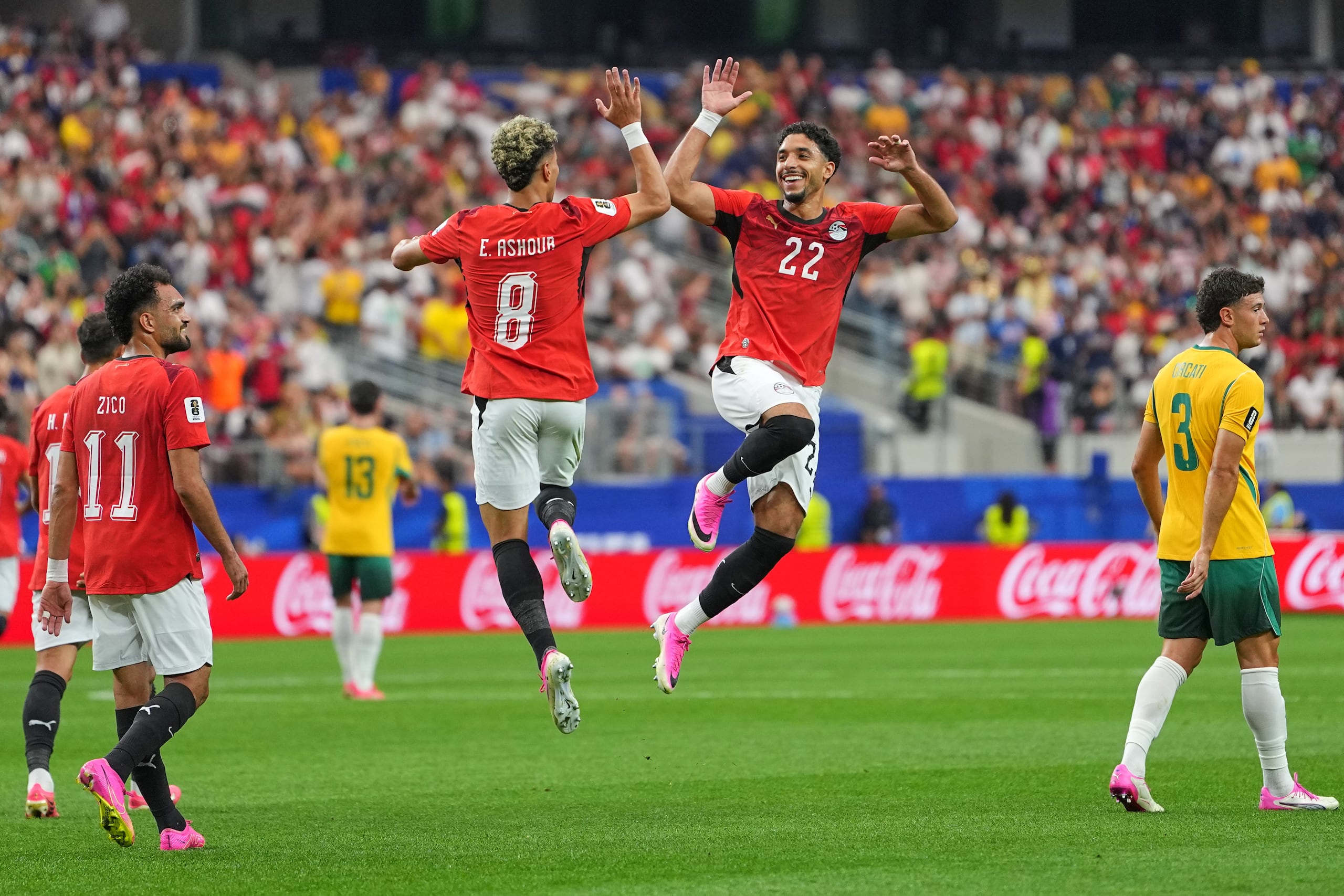 Emam Ashour celebra con Omar Marmoush tras anotar un gol para Egipto ante Australia en el Mundial.