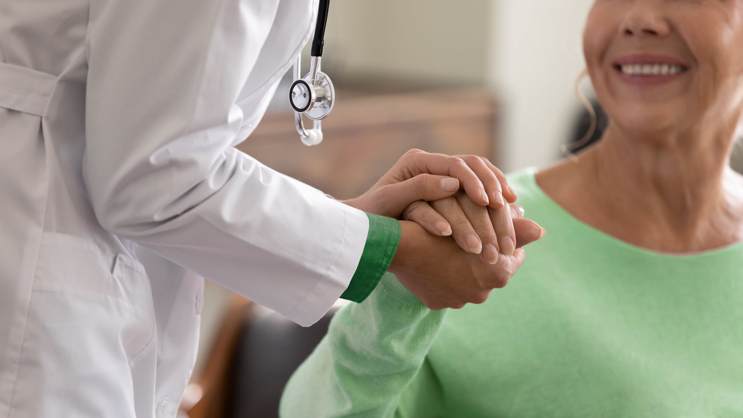 Validar las emociones, fomentar la búsqueda inmediata de ayuda profesional y promover espacios de apoyo en el sistema familiar son estrategias esenciales para las pacientes con cáncer de seno.