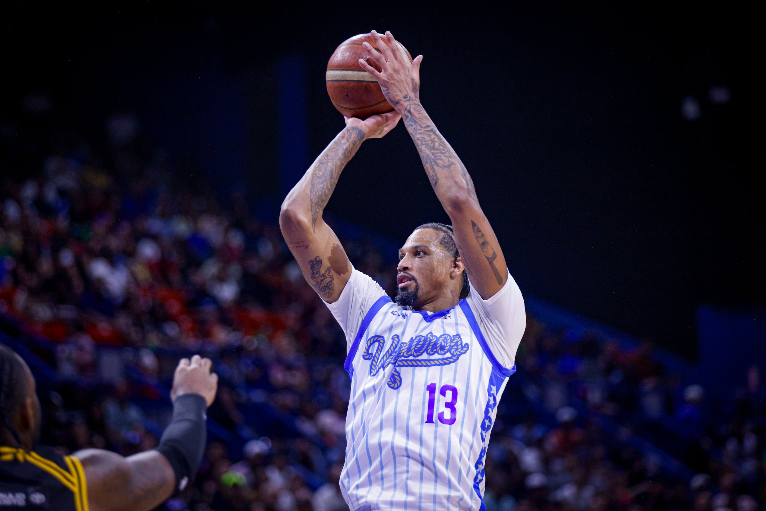 Chris McCullough, refuerzo de los Vaqueros de Bayamón, lanza al canasto en la semifinal de la Conferencia A ante los Gigantes de Carolina-Canóvanas.