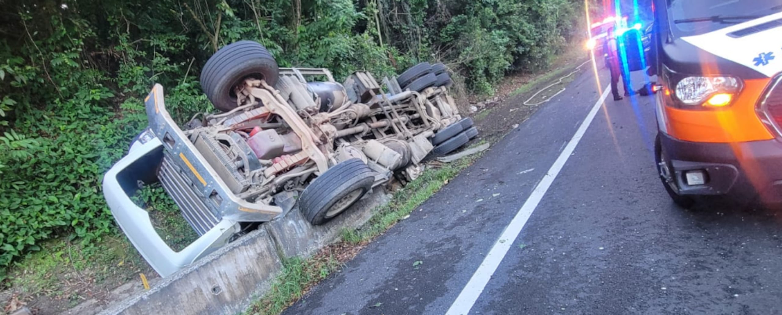 Las autoridades atienden la escena.
