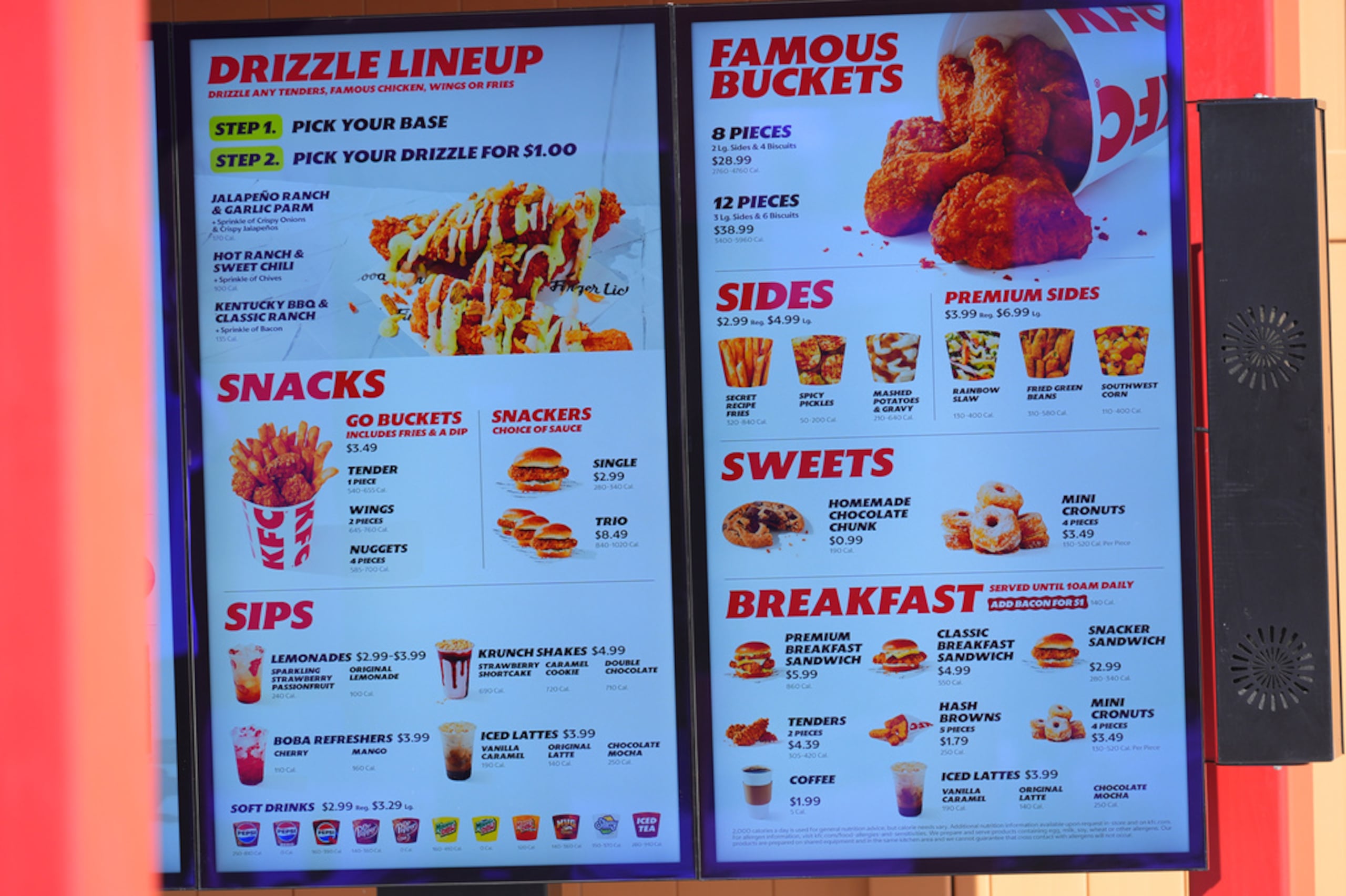 El menú del servicarro en el nuevo restaurante KFC en McKinney, Texas.