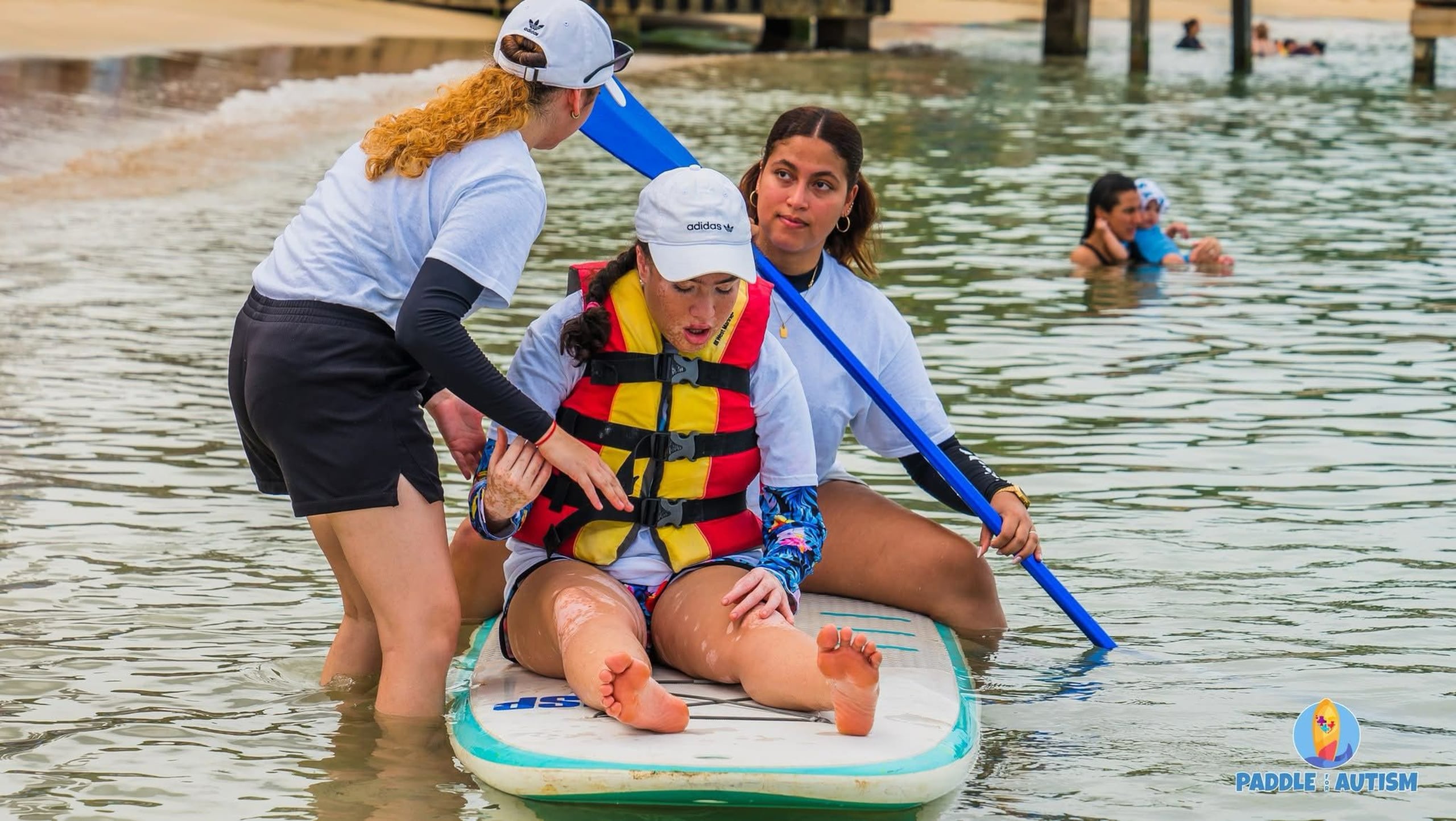Durante la actividad, los asistentes disfrutarán de paddle boarding, juegos en la playa, áreas sensoriales, comida, música y mucho más.