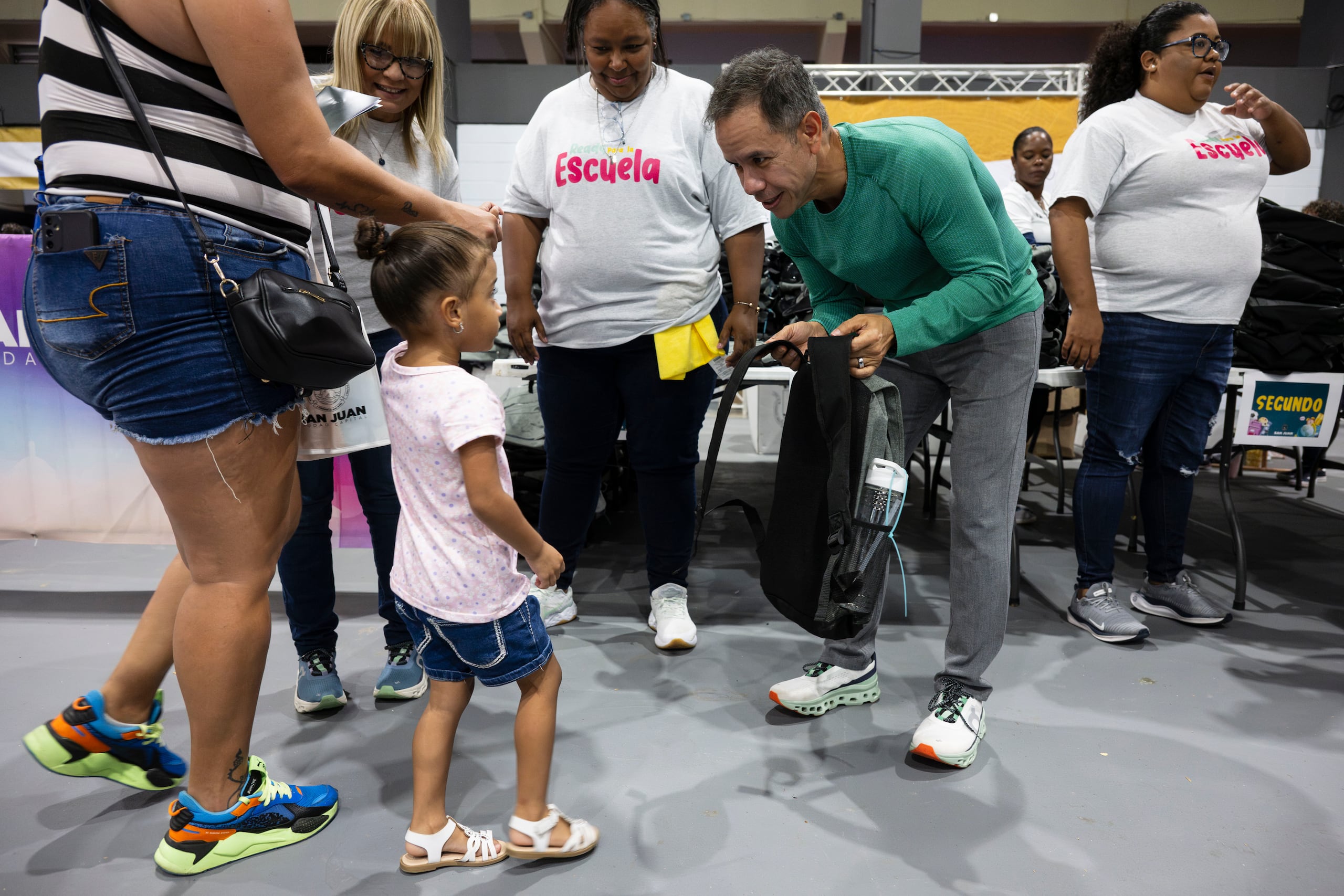En la foto, el alcalde de San Juan, Miguel Romero, hace entrega de efectos escolares a los estudiantes.