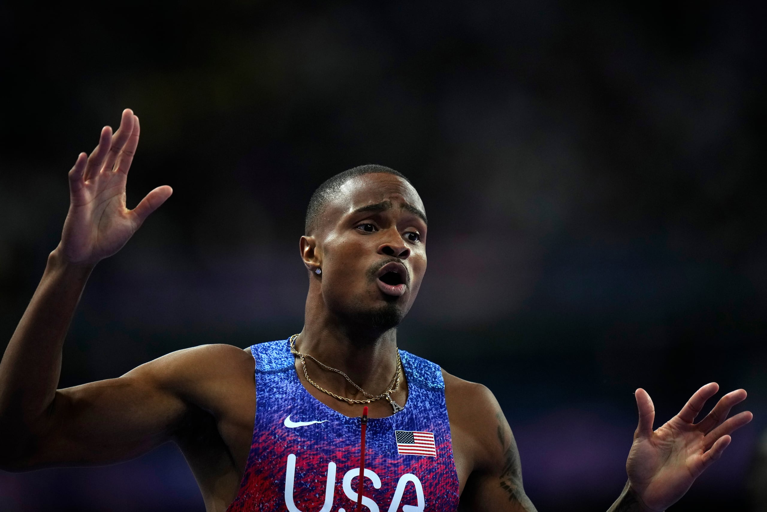 El estadounidense Quincy Hall festeja su victoria en la final de los 400 metros de los Juegos Olímpicos.
