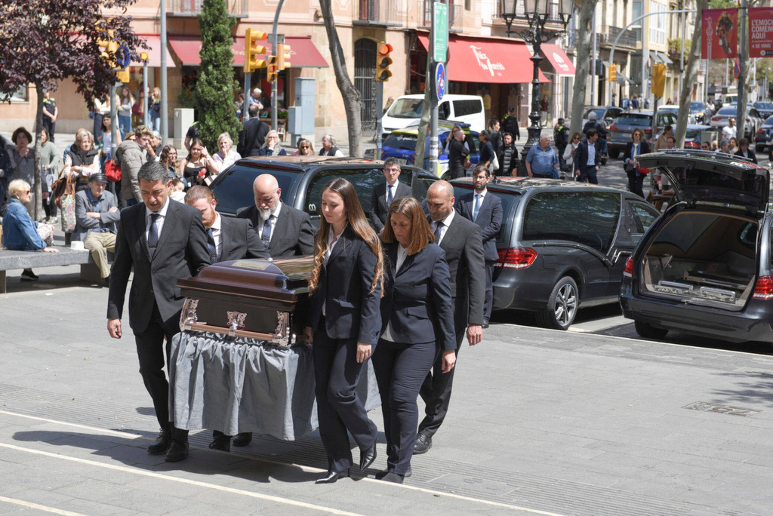 Miembros de una agencia funeraria cargan el ataúd de una de las personas fallecidas en el accidente de helicóptero ocurrido hace dos semanas en Nueva York, en el funeral de las víctimas en Barcelona, España, el martes 22 de abril de 2025.