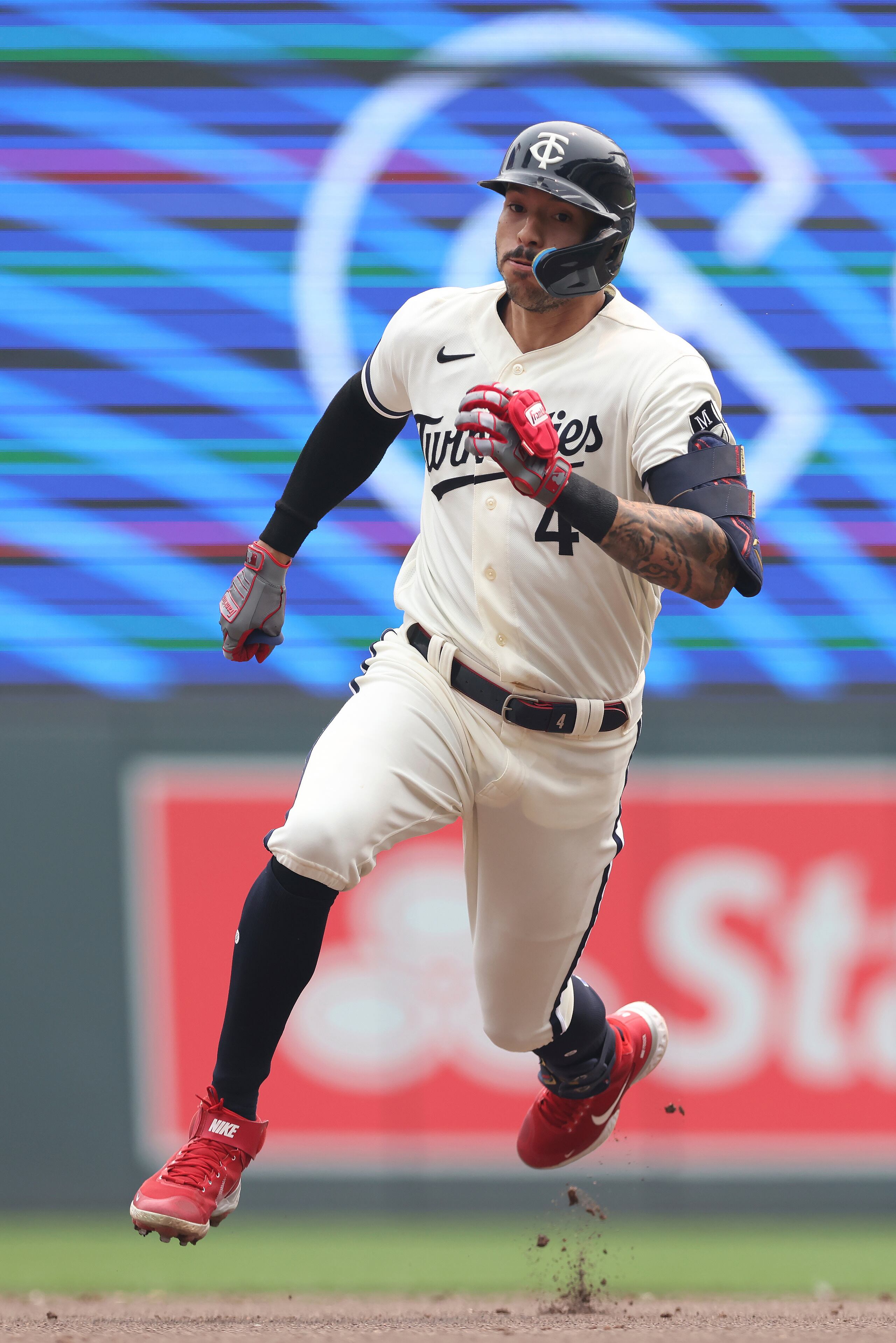 Carlos Correa, de los Twins de Minnesota, se dirige hacia el tercer saco para anotarse un triple remolcador durante la tercera entrada del partido del miércoles ante los Brewers de Milwaukee.