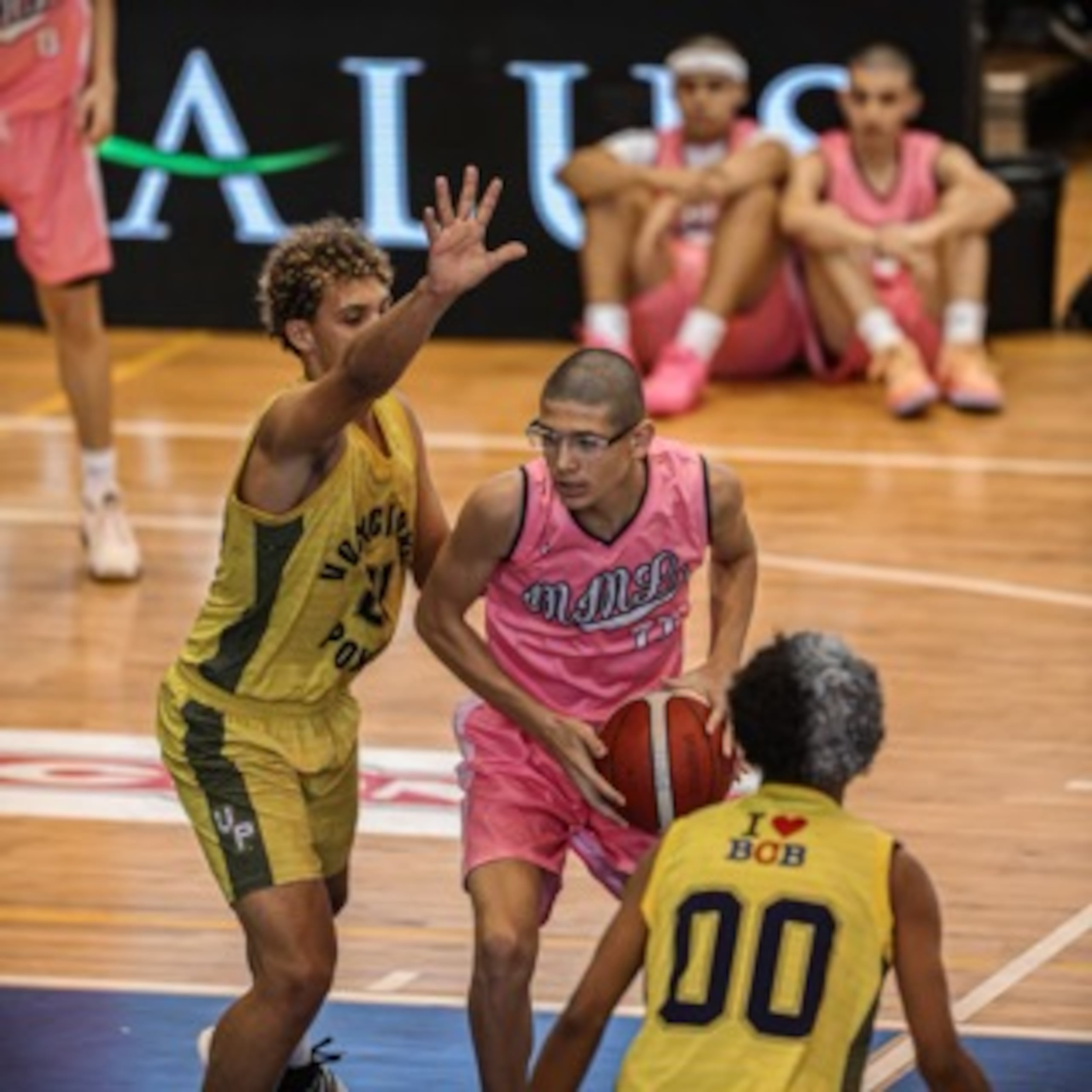 Yadanny Ramos busca posición para intentar un tiro ante la defensa de un jugador de la Vocacional de Ponce.