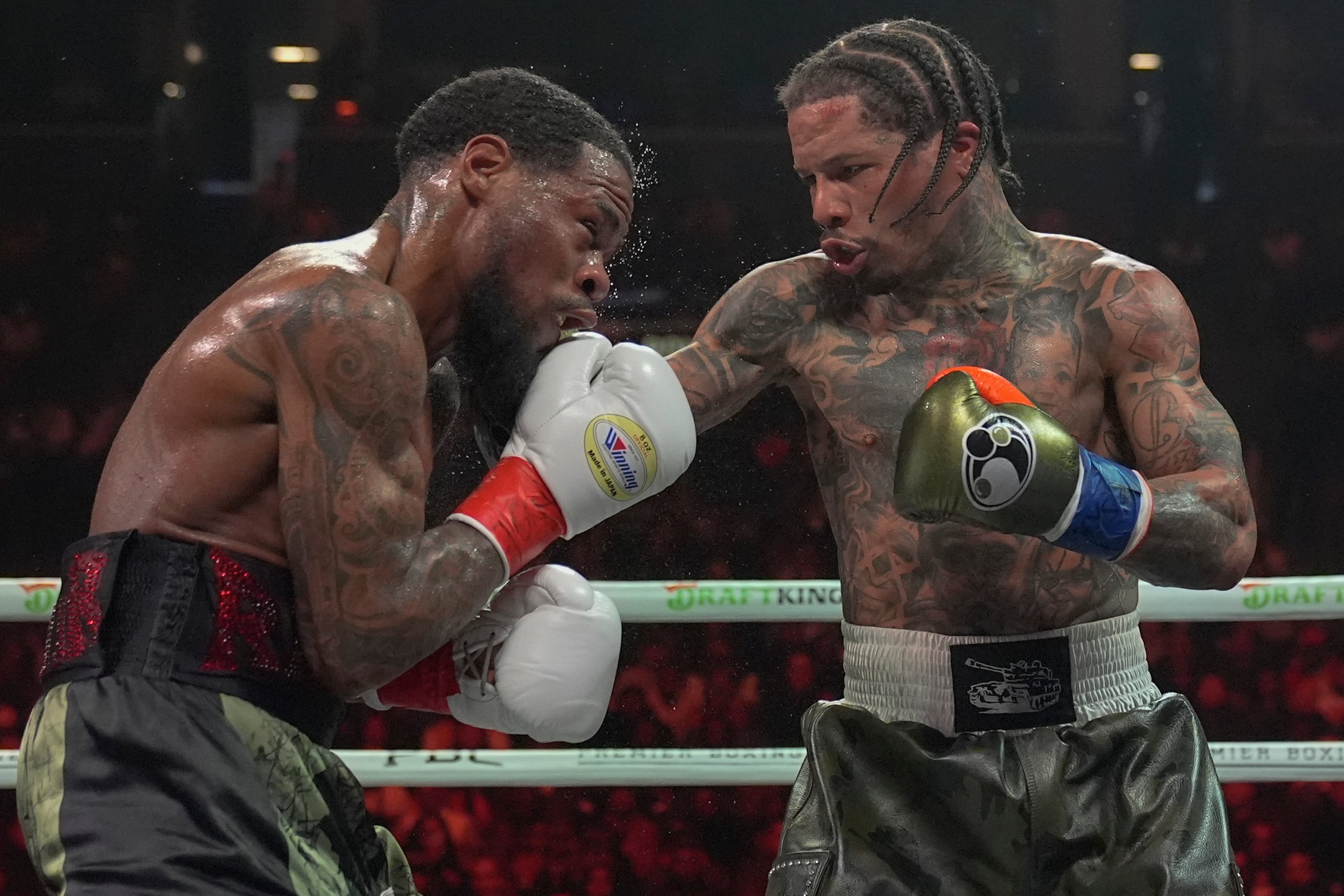 Gervonta Davis, a la derecha, conecta un puño al rostro de Lamont Roach durante el noveno asalto.