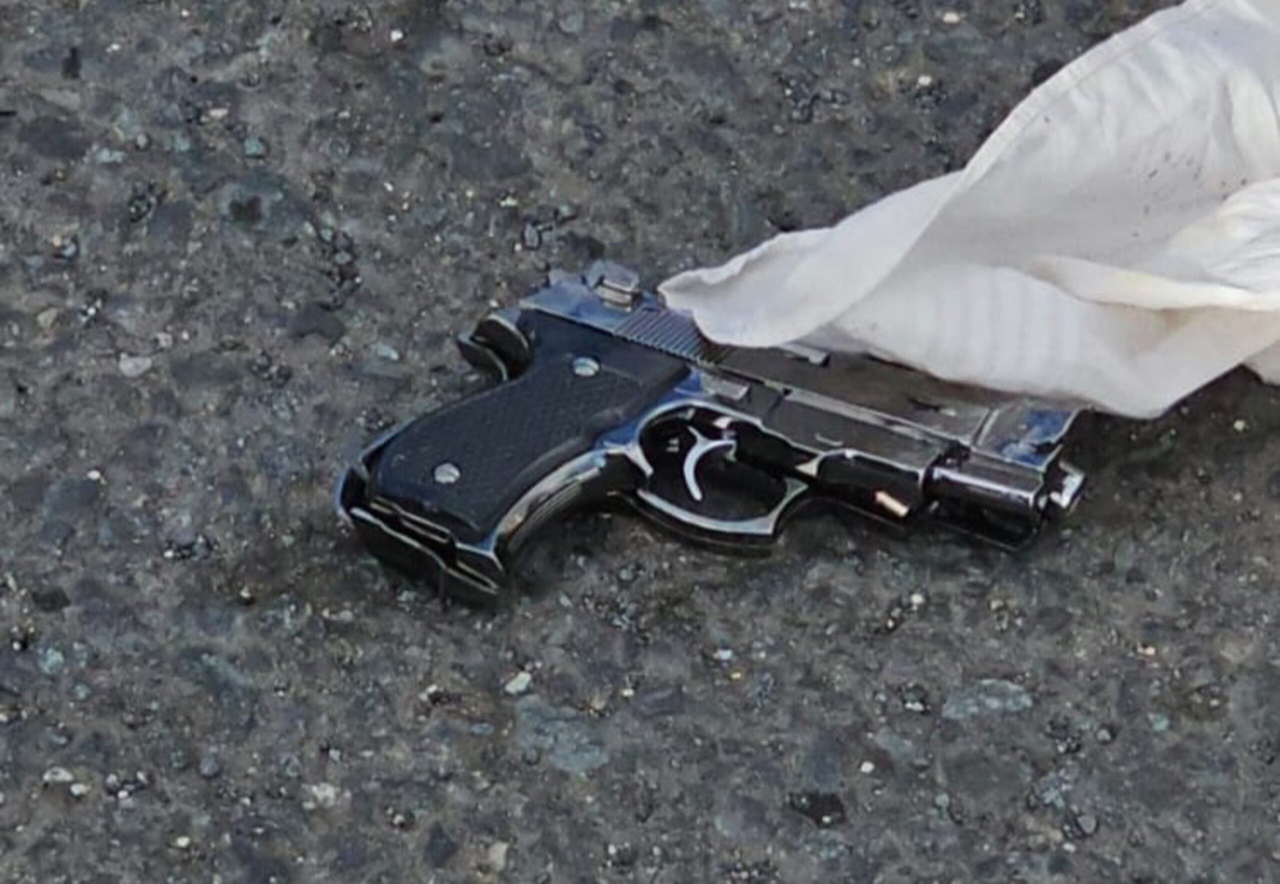 Un arma de fuego que presuntamente le fue ocupada al hombre arrestado.