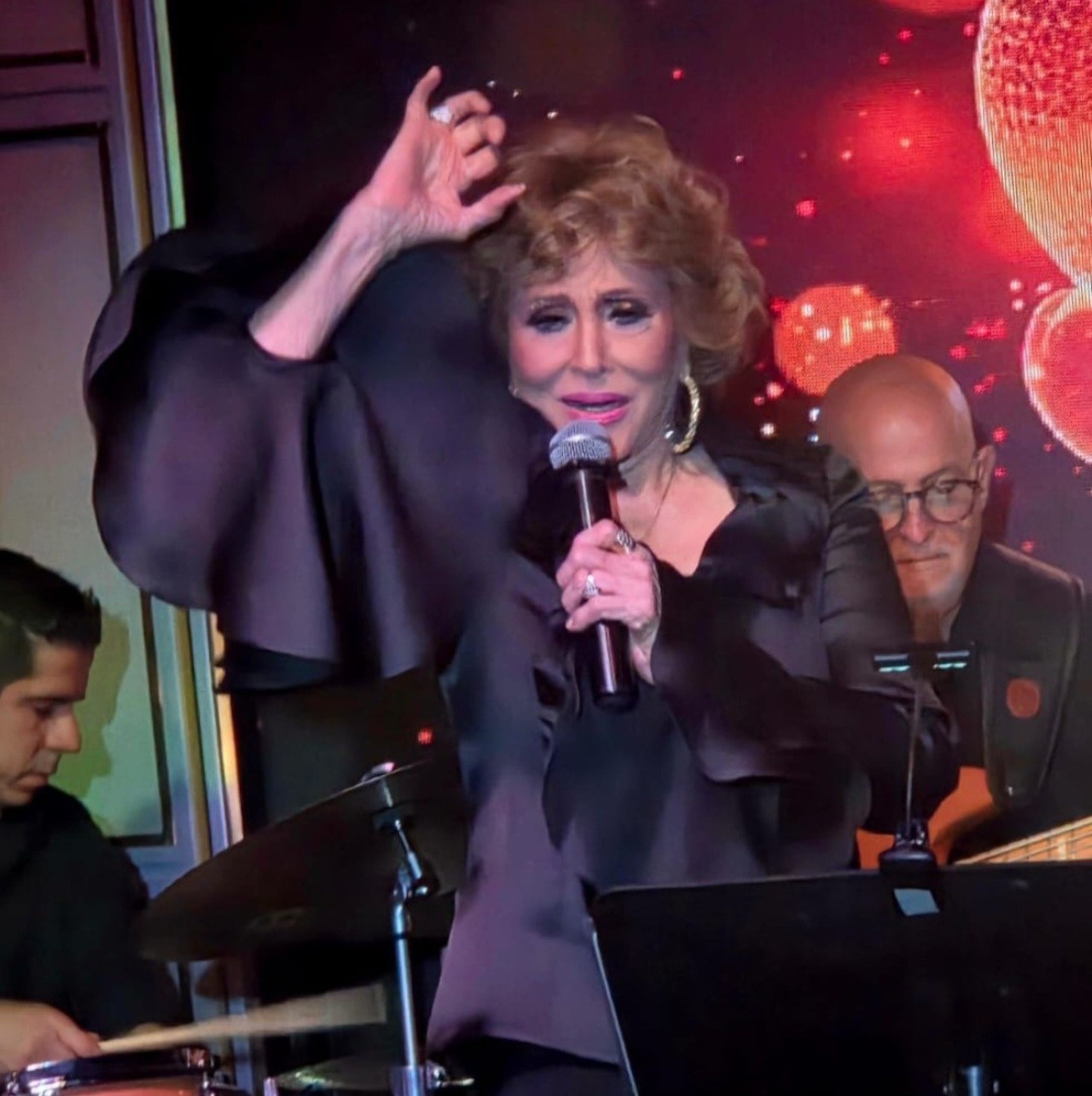La vocalista cubarriqueña estuvo acompañada por una banda dirigida por el maestro Milton Sesentón.