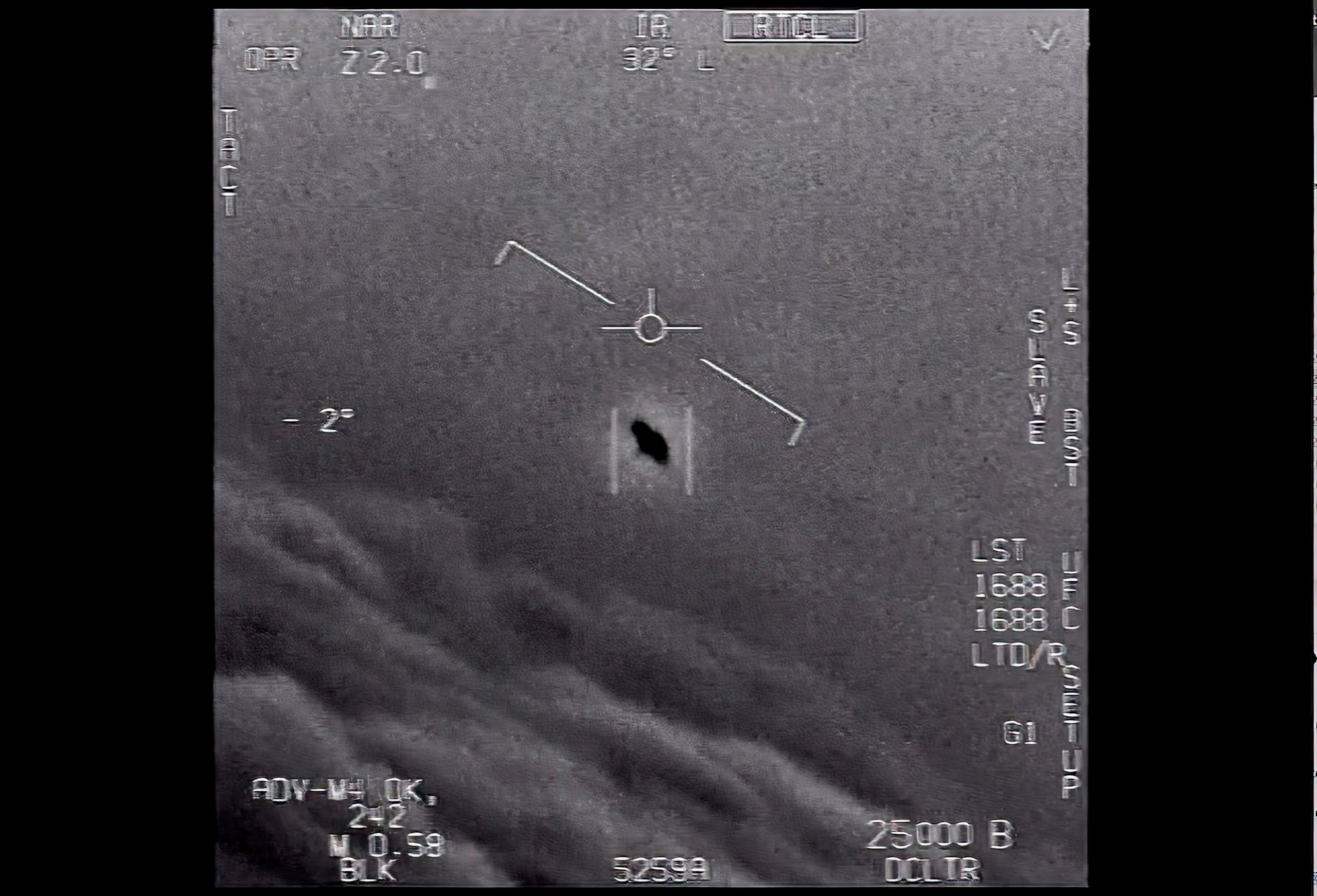La iniciativa sido criticada, al considerar que hace público material que no arroja nueva luz sobre la posible existencia de vida extraterrestre y crea una distracción en un momento convulso para la Casa Blanca.
