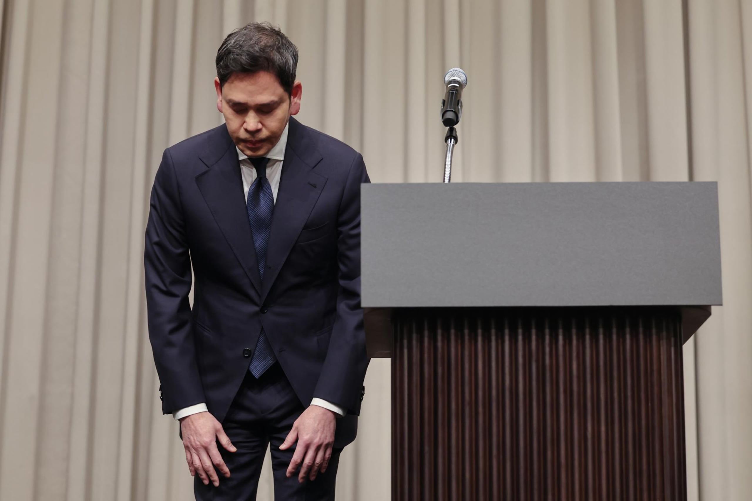 El presidente del Grupo Shinsegae, Chung Yong-jin, hace una reverencia durante una conferencia de prensa en un hotel en Seúl, Corea del Sur, el 26 de mayo de 2026, para disculparse por una polémica campaña promocional de Starbucks Corea, operada por una filial del grupo.