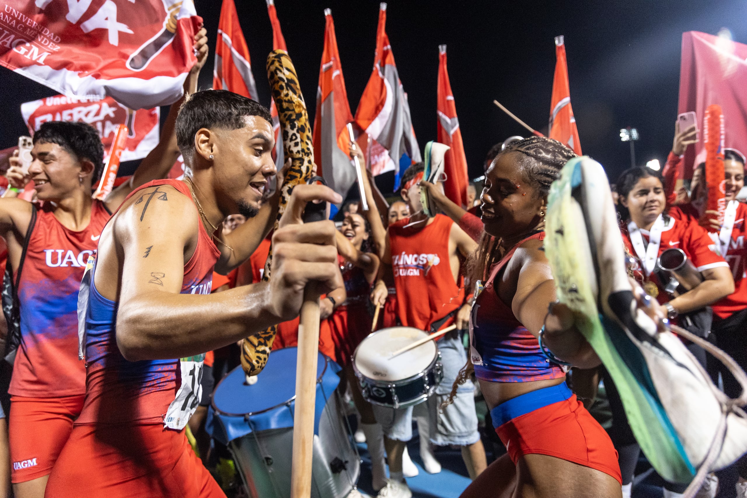 Los Taínos y Taínas de la Universidad Ana G. Méndez celebran tras proclamarse campeones en ambas ramas en las Justas de la LAI.
