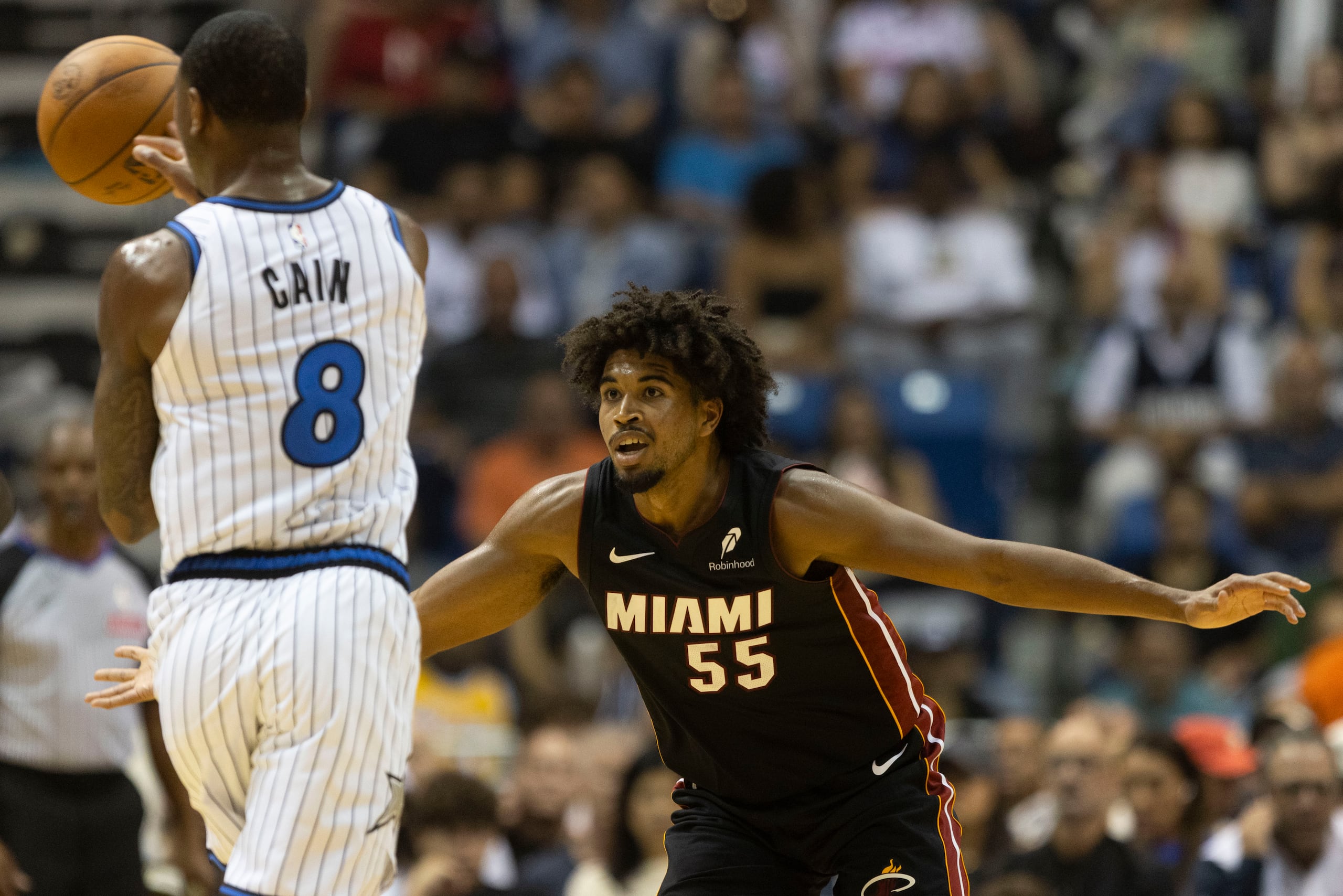 El boricua Ethan Thompson, del Heat de Miami, en el juego de pretemporada contra el Magic de Orlando en Puerto Rico.
